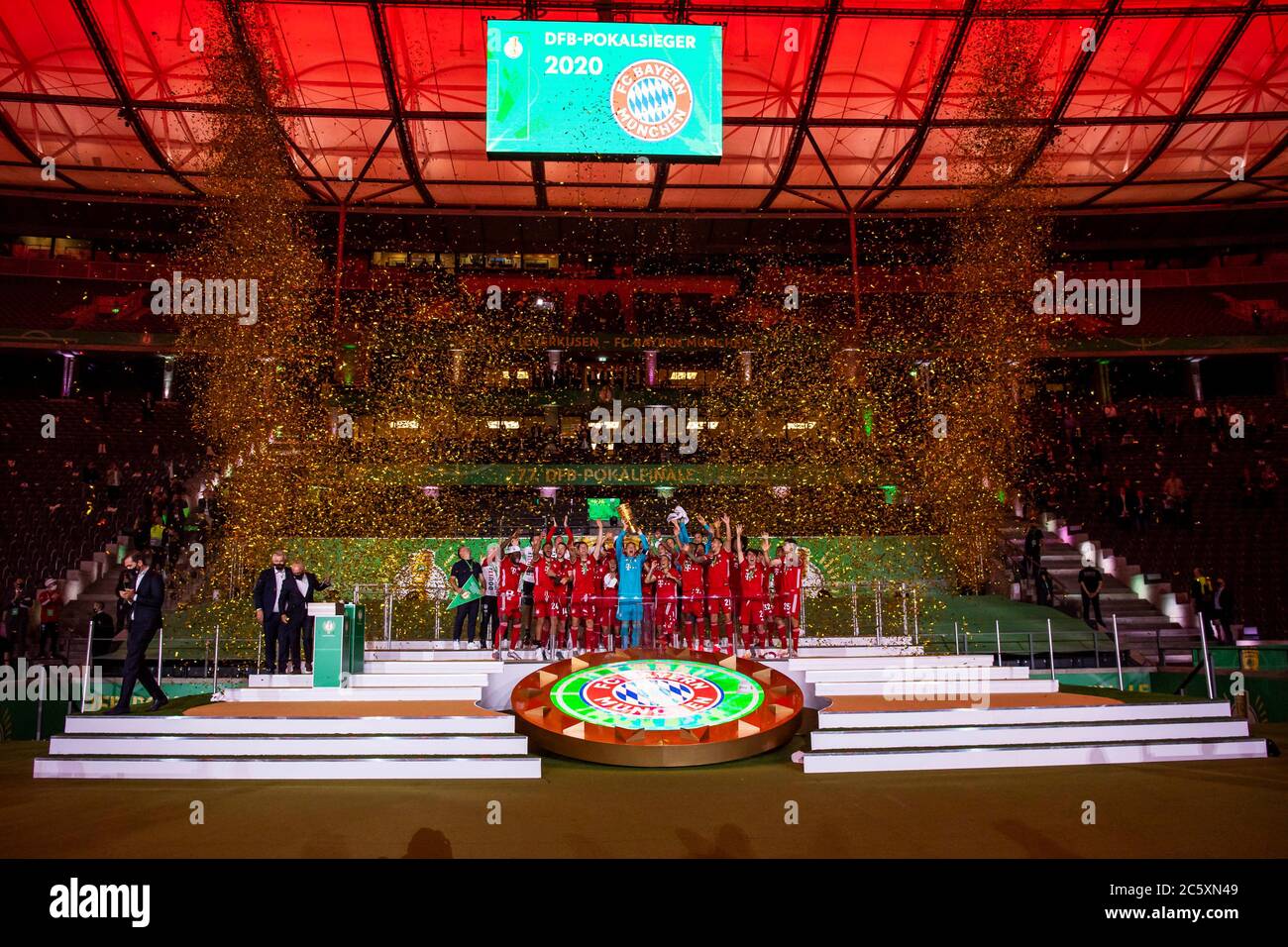 Berlin, Germany, 4 th July 2020,  winner ceremony: Manuel NEUER, FCB 1 lifts trophy, Leon GORETZKA, FCB 18 Benjamin PAVARD, FCB 5 Robert LEWANDOWSKI, FCB 9 Ivan PERISIC, FCB 14 FCB Co-Trainer Hermann GERLAND, Lucas HERNANDEZ (FCB 21) Thomas MUELLER, MÜLLER, FCB 25 with trophy at the DFB Pokal Final match  FC BAYERN MUENCHEN - BAYER 04 LEVERKUSEN 4-2  in season 2019/2020 , FCB Foto: © Peter Schatz / Alamy Live News / Kevin Voigt/Jan Huebner/Pool   - DFB REGULATIONS PROHIBIT ANY USE OF PHOTOGRAPHS as IMAGE SEQUENCES and/or QUASI-VIDEO -  National and international News-Agencies OUT Editorial Use Stock Photo