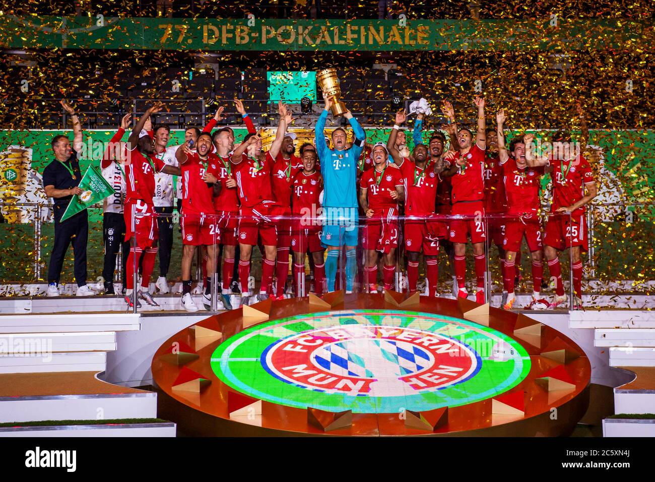 04.07.2020, xkvx, Fussball DFB Pokal Finale, Bayer 04 Leverkusen - FC Bayern Muenchen emspor, v.l. Bayern Spieler jubeln / jubelt nach Spielende / celebrate at the end of the match, Manuel Neuer (FC Bayern Muenchen) mit dem Pokal  Foto: Kevin Voigt/Jan Huebner/Pool  (DFL/DFB REGULATIONS PROHIBIT ANY USE OF PHOTOGRAPHS as IMAGE SEQUENCES and/or QUASI-VIDEO - Editorial Use ONLY, National and International News Agencies OUT) Stock Photo