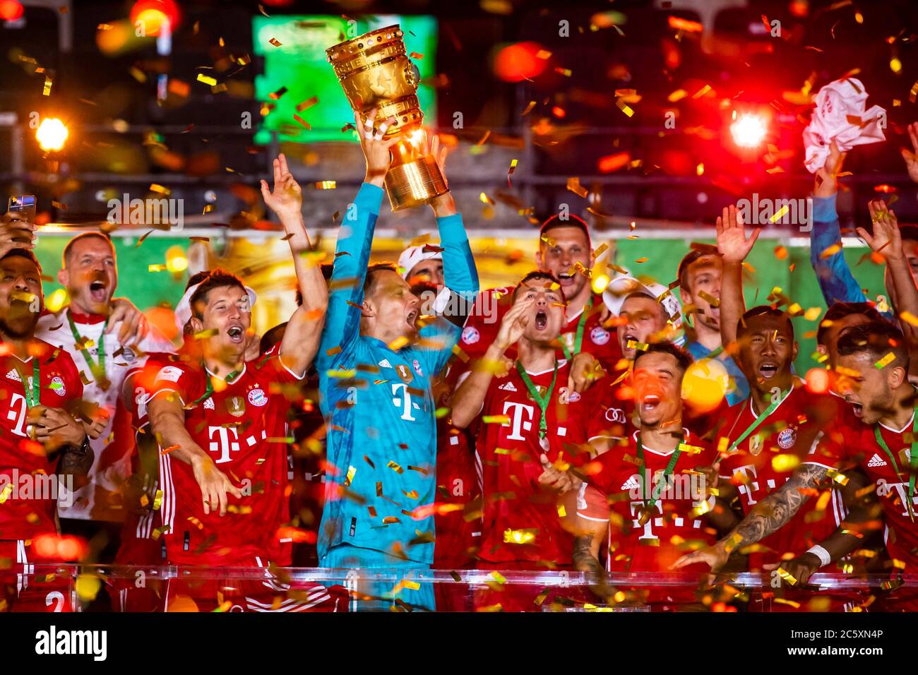 04.07.2020, xkvx, Fussball DFB Pokal Finale, Bayer 04 Leverkusen - FC Bayern Muenchen emspor, v.l. Bayern Spieler jubeln / jubelt nach Spielende / celebrate at the end of the match mit dem Pokal Manuel Neuer (FC Bayern Muenchen)  Foto: Kevin Voigt/Jan Huebner/Pool  (DFL/DFB REGULATIONS PROHIBIT ANY USE OF PHOTOGRAPHS as IMAGE SEQUENCES and/or QUASI-VIDEO - Editorial Use ONLY, National and International News Agencies OUT) Stock Photo