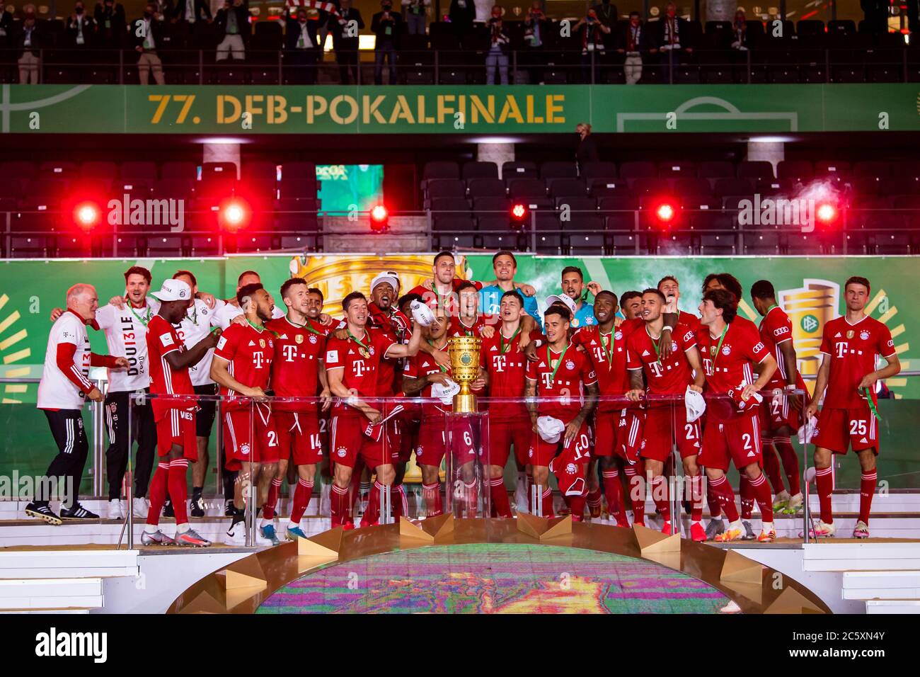 Berlin, Germany, 4 th July 2020,  winner ceremony: Leon GORETZKA, FCB 18 Benjamin PAVARD, FCB 5 Robert LEWANDOWSKI, FCB 9 Ivan PERISIC, FCB 14 FCB Co-Trainer Hermann GERLAND, Lucas HERNANDEZ (FCB 21) Thomas MUELLER, MÜLLER, FCB 25 with trophy at the DFB Pokal Final match  FC BAYERN MUENCHEN - BAYER 04 LEVERKUSEN 4-2  in season 2019/2020 , FCB Foto: © Peter Schatz / Alamy Live News / Kevin Voigt/Jan Huebner/Pool   - DFB REGULATIONS PROHIBIT ANY USE OF PHOTOGRAPHS as IMAGE SEQUENCES and/or QUASI-VIDEO -  National and international News-Agencies OUT Editorial Use ONLY Stock Photo
