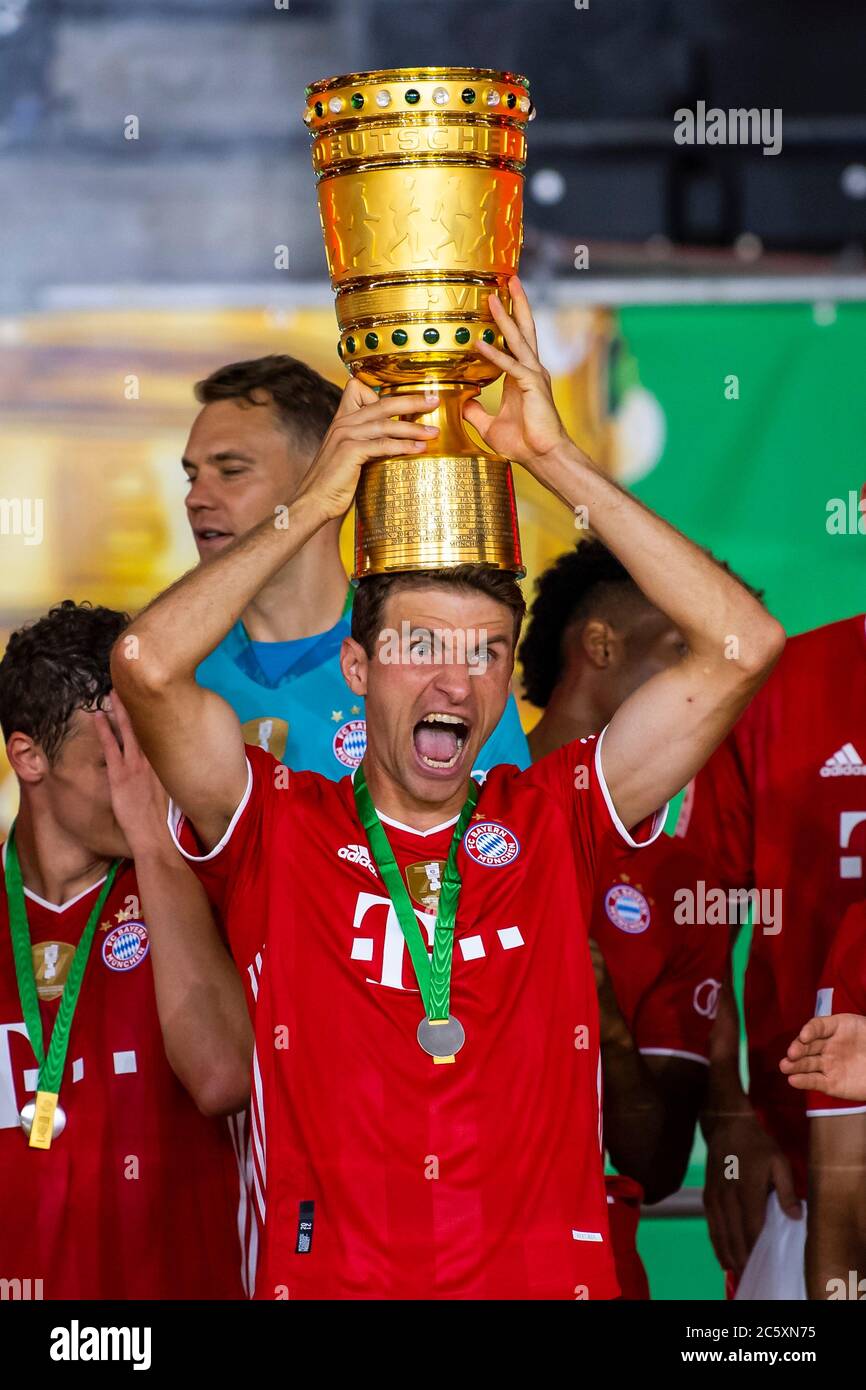 Berlin, Germany, 4 th July 2020, winner ceremony: Thomas MUELLER, MÜLLER,  FCB 25 lifts trophy, with trophy at the DFB Pokal Final match FC BAYERN  MUENCHEN - BAYER 04 LEVERKUSEN 4-2 in