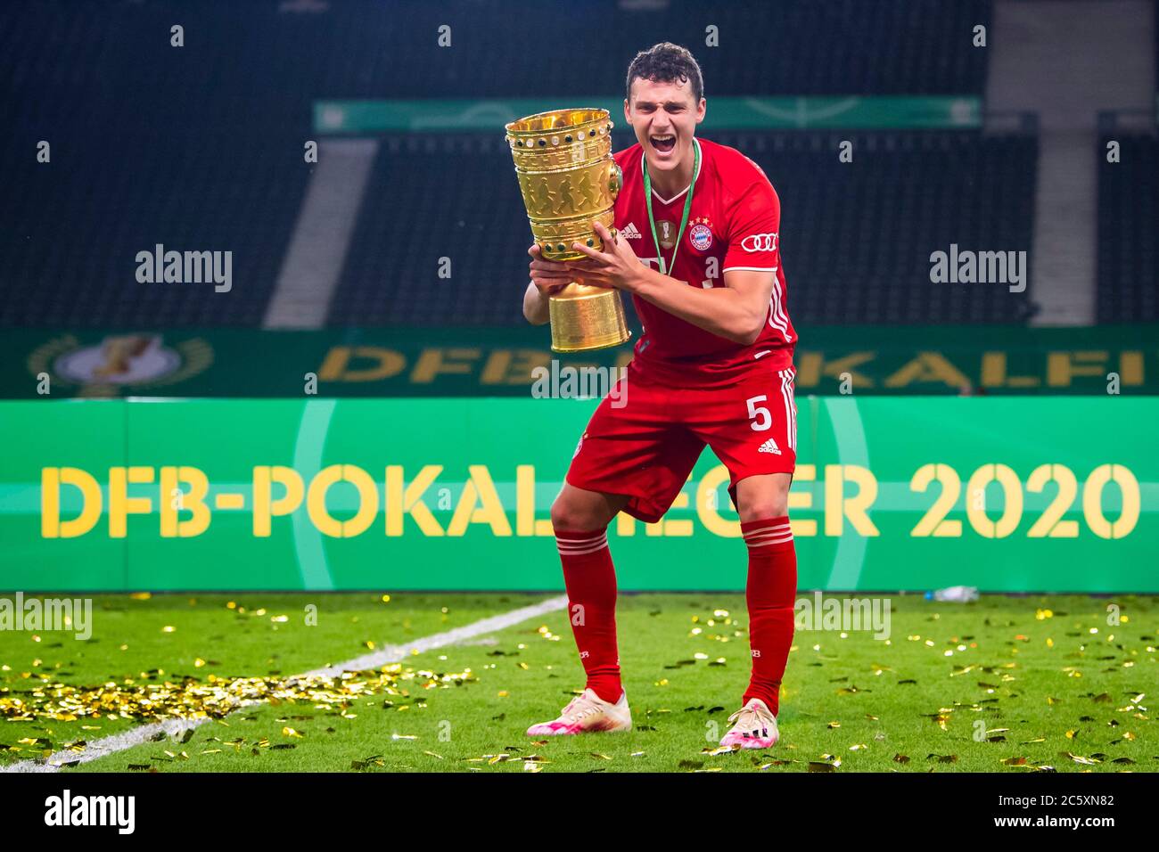 Berlin, Germany, 4 th July 2020,  Benjamin PAVARD, FCB 5   with trophy at the DFB Pokal Final match  FC BAYERN MUENCHEN - BAYER 04 LEVERKUSEN 4-2  in season 2019/2020 , FCB Foto: © Peter Schatz / Alamy Live News / Kevin Voigt/Jan Huebner/Pool   - DFB REGULATIONS PROHIBIT ANY USE OF PHOTOGRAPHS as IMAGE SEQUENCES and/or QUASI-VIDEO -  National and international News-Agencies OUT Editorial Use ONLY Stock Photo