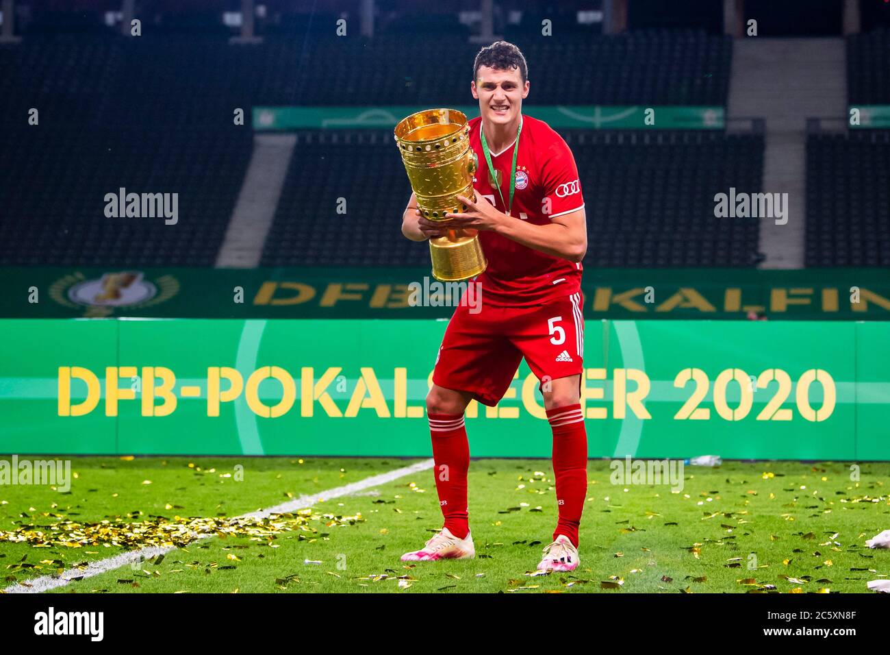 Berlin, Germany, 4 th July 2020,  Benjamin PAVARD, FCB 5   with trophy at the DFB Pokal Final match  FC BAYERN MUENCHEN - BAYER 04 LEVERKUSEN 4-2  in season 2019/2020 , FCB Foto: © Peter Schatz / Alamy Live News / Kevin Voigt/Jan Huebner/Pool   - DFB REGULATIONS PROHIBIT ANY USE OF PHOTOGRAPHS as IMAGE SEQUENCES and/or QUASI-VIDEO -  National and international News-Agencies OUT Editorial Use ONLY Stock Photo