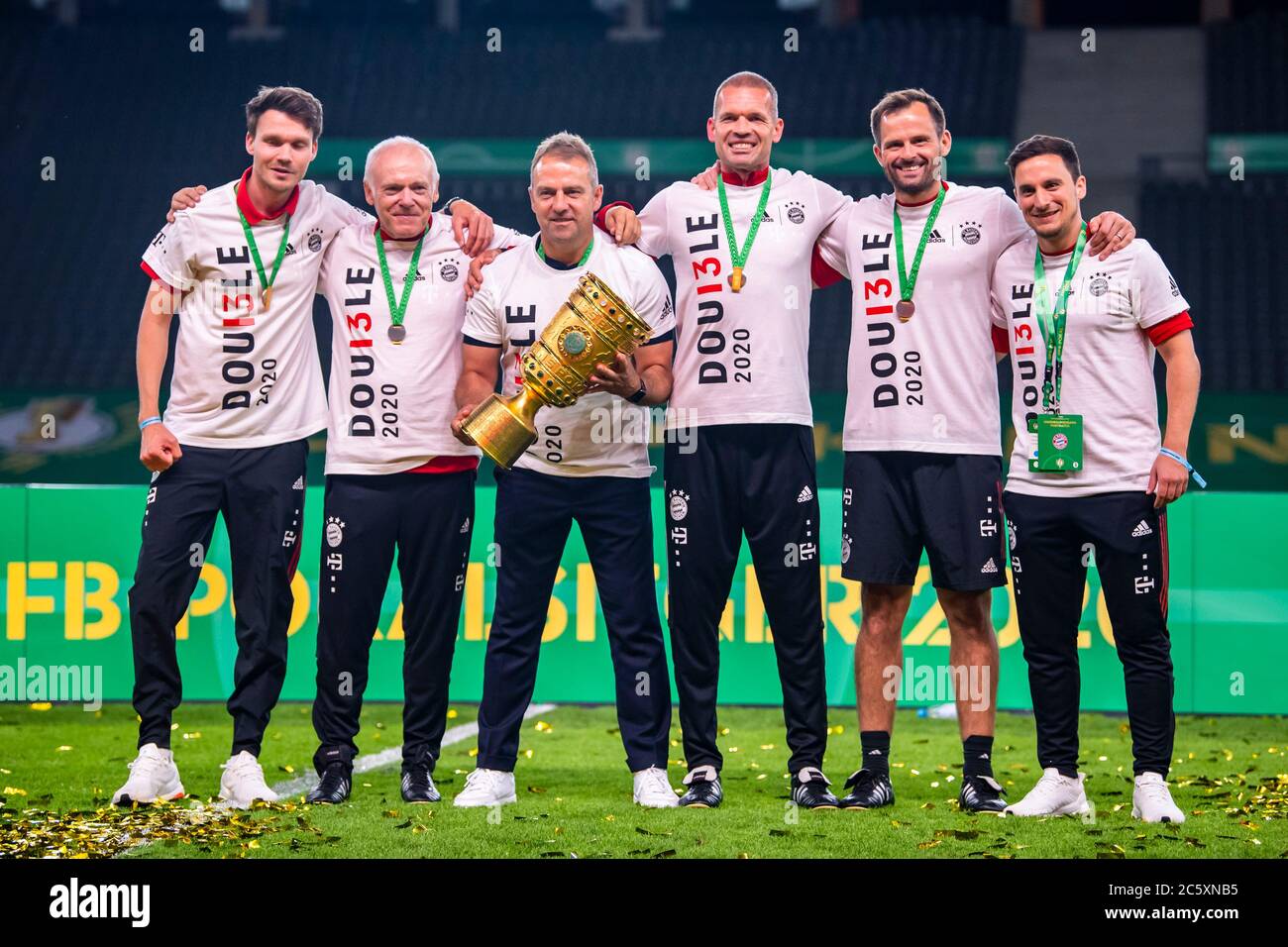 Berlin, Germany, 4 th July 2020,  Torwarttrainer Toni Tapalovic (Bayern München), Co-Trainer Hermann Gerland (Bayern München), Trainer Hans-Dieter Flick (Bayern München), Konditionstrainer Holger Broich, Co-Trainer Danny Röhl (Bayern München), Fitnesstrainer Simon Martinello (FC Bayern München)with trophy at the DFB Pokal Final match  FC BAYERN MUENCHEN - BAYER 04 LEVERKUSEN 4-2  in season 2019/2020 , FCB Foto: © Peter Schatz / Alamy Live News / Kevin Voigt/Jan Huebner/Pool   - DFB REGULATIONS PROHIBIT ANY USE OF PHOTOGRAPHS as IMAGE SEQUENCES and/or QUASI-VIDEO -  National and international N Stock Photo