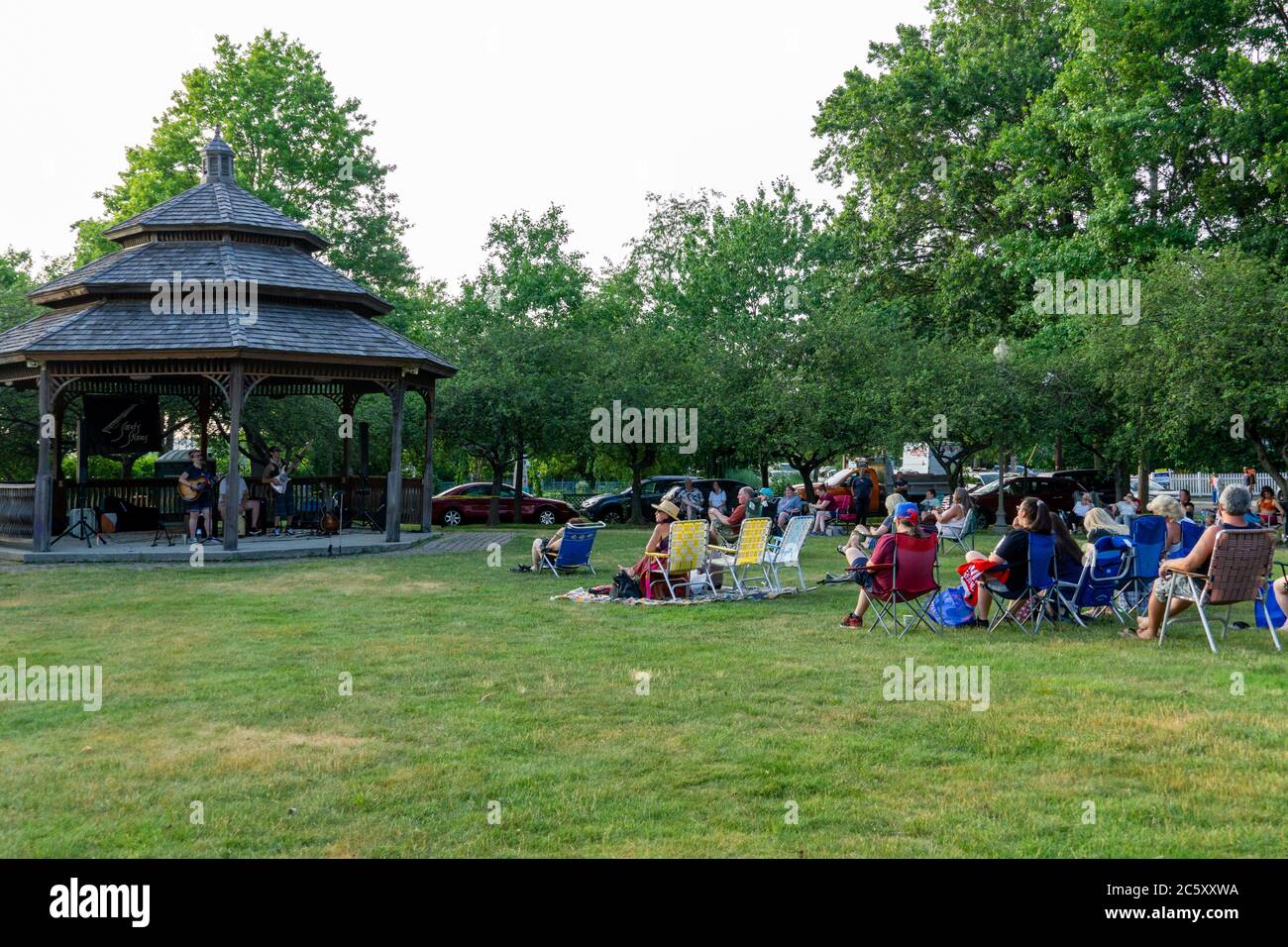 McGowan Park Summer Concerts - Sandy Stones Trio Band - Spectators wearing masks and social distancing Stock Photo
