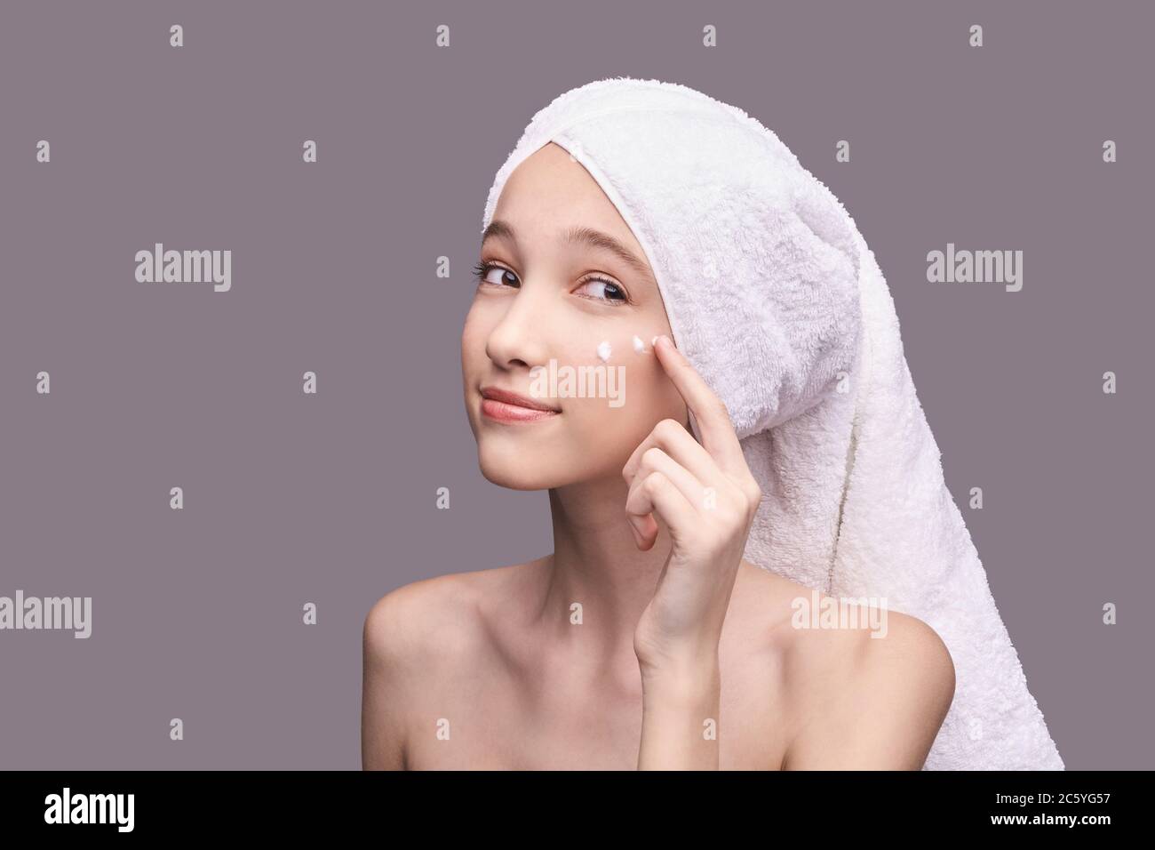 Young girl apply anti age cream. Skin care routine Stock Photo Alamy