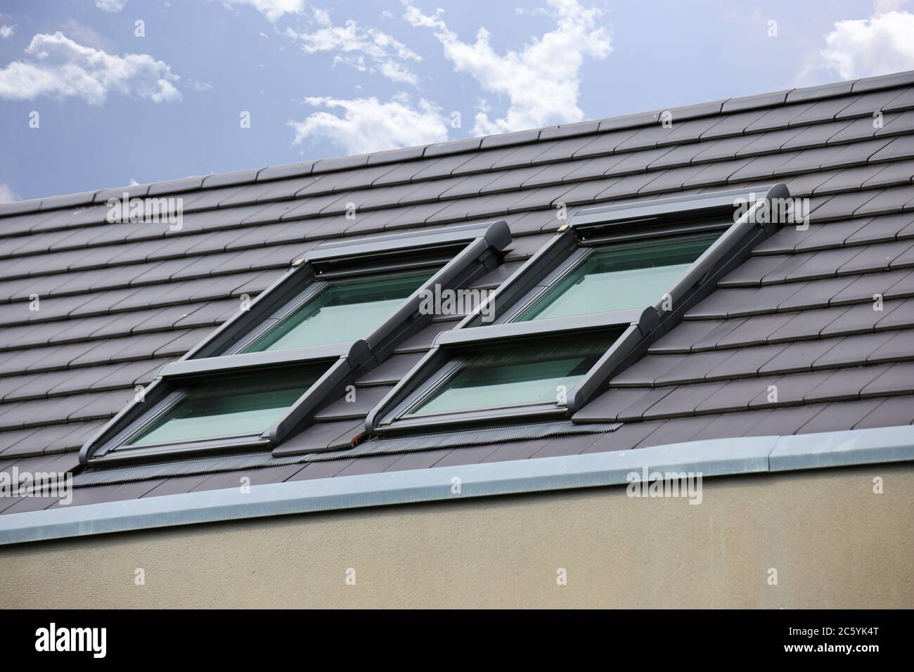 Großes Dachfenster an einem neuen Ziegeldach Stock Photo