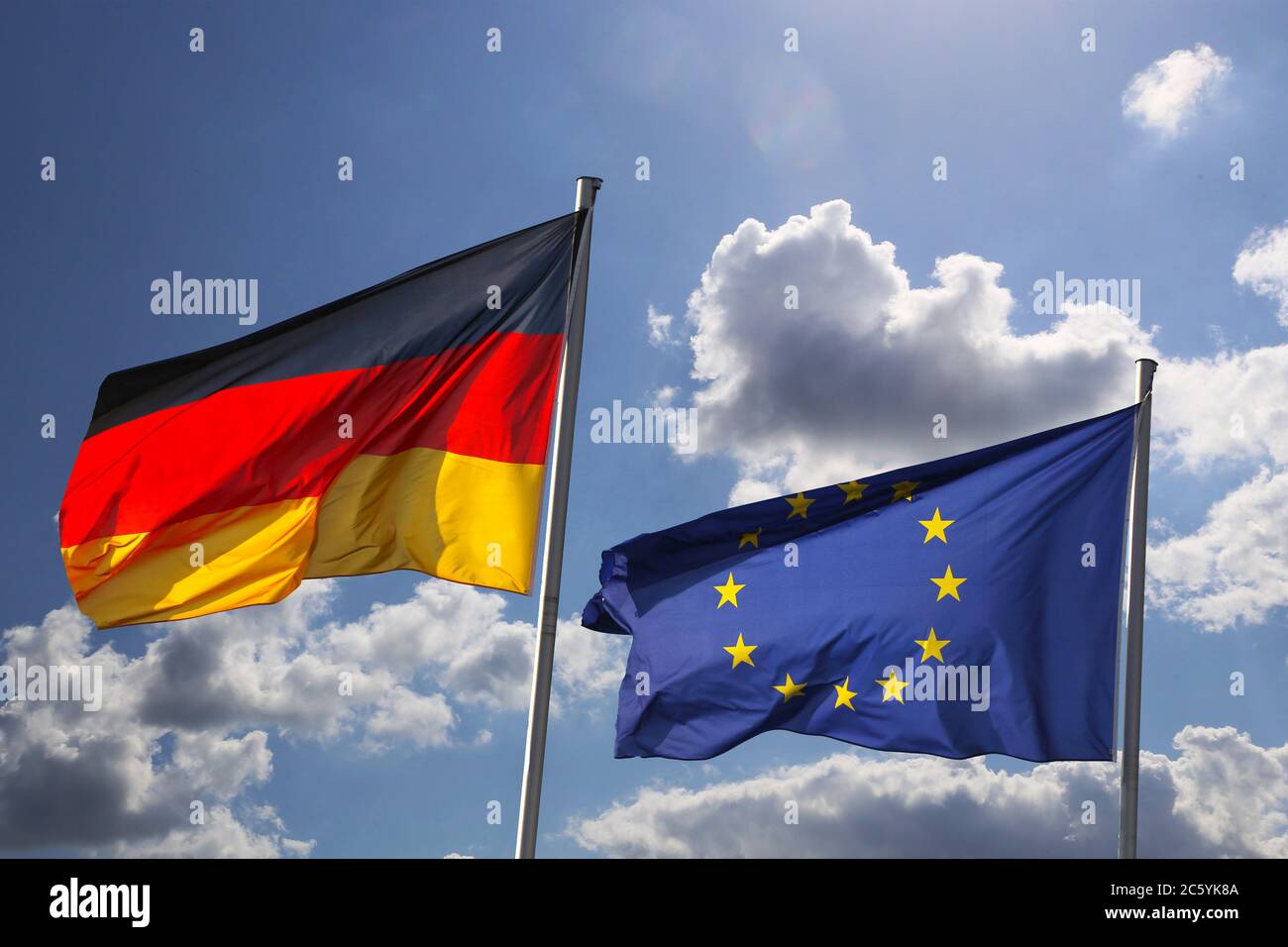 Deutsche und europäische Flagge wehen im Wind (German und european flag wave in the wind) Stock Photo