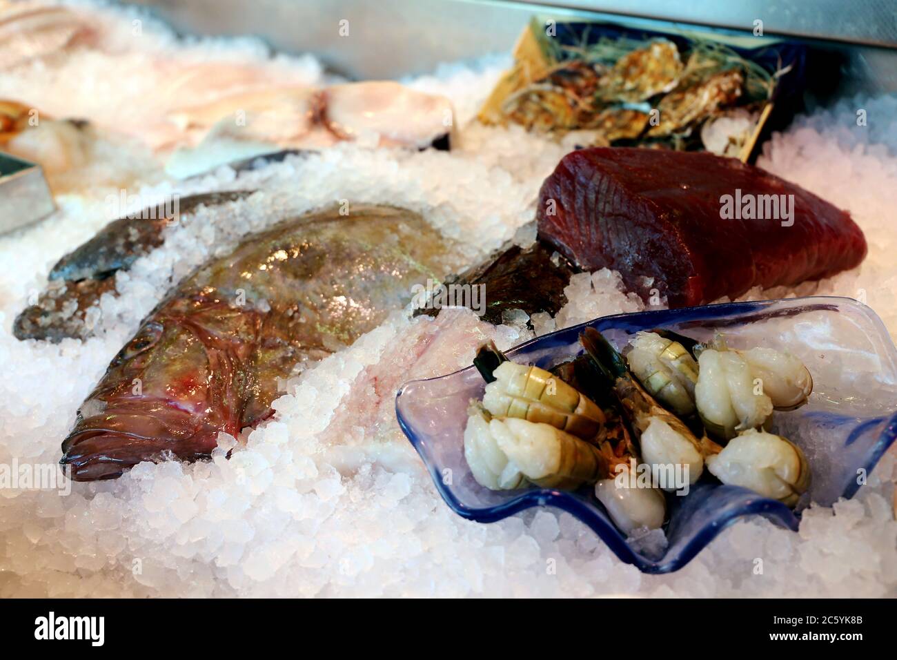 Nahaufnahme einer Fischtheke mit Fischen und Meeresfrüchten Stock Photo