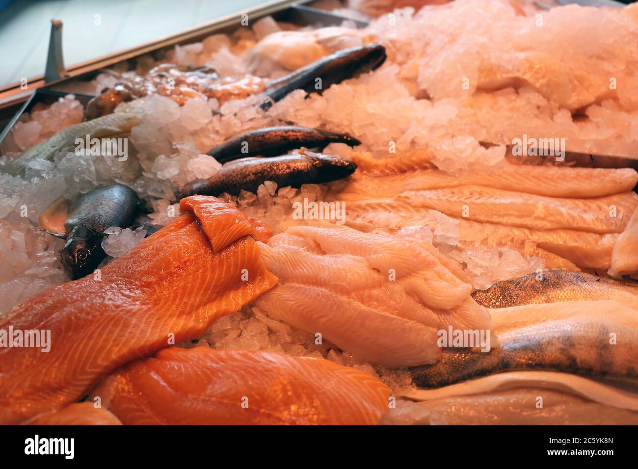 Nahaufnahme einer Fischtheke mit Fischen und Meeresfrüchten Stock Photo