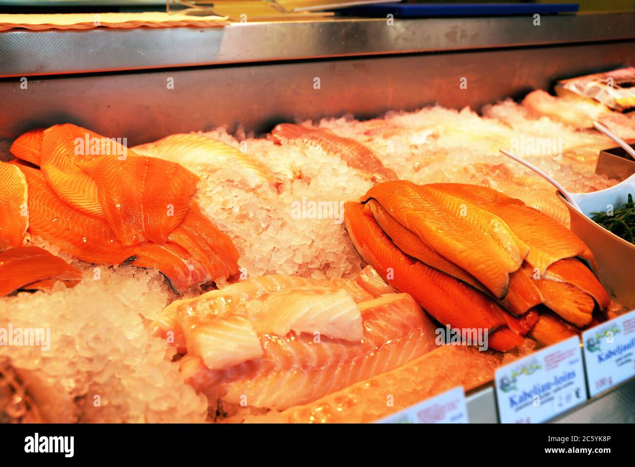 Nahaufnahme einer Fischtheke mit Fischen und Meeresfrüchten Stock Photo