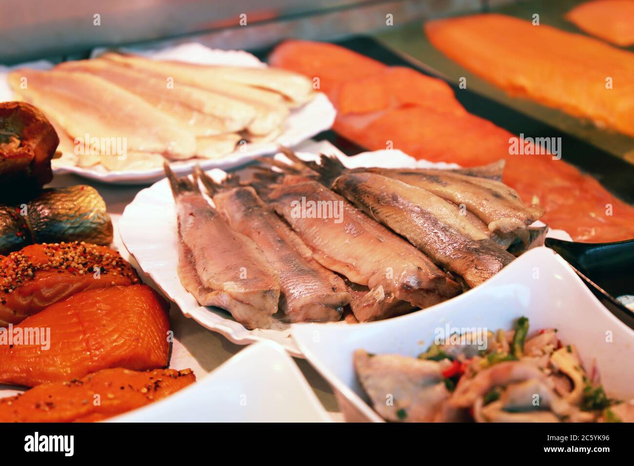 Nahaufnahme einer Fischtheke mit Fischen und Meeresfrüchten Stock Photo