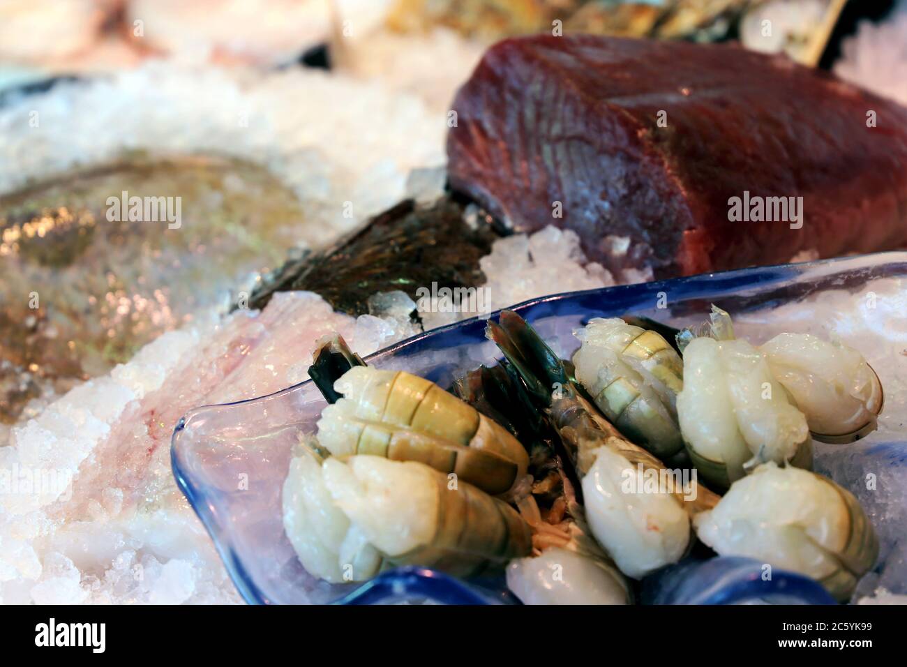 Nahaufnahme einer Fischtheke mit Fischen und Meeresfrüchten Stock Photo