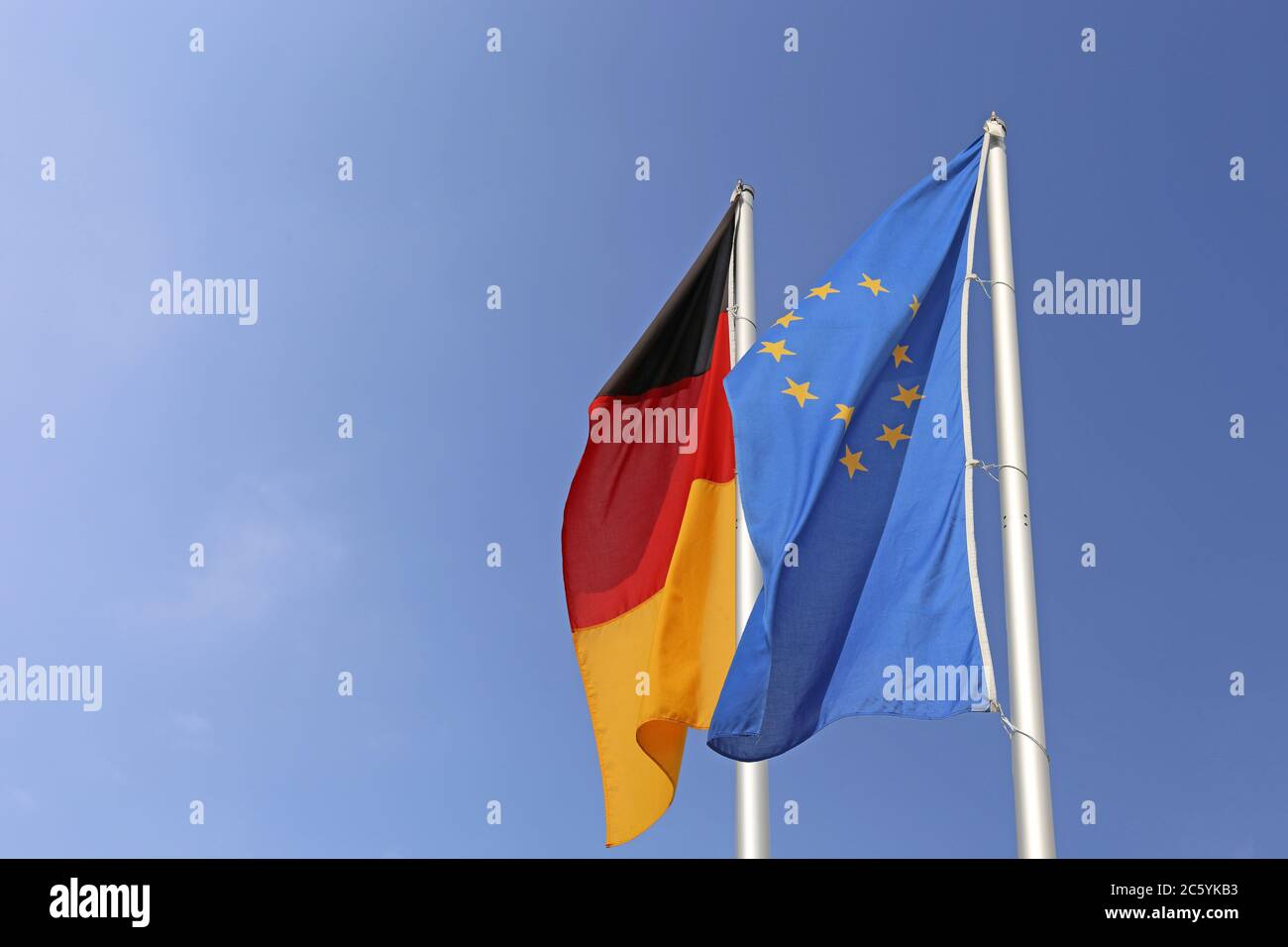 Deutsche und europäische Flagge vor blauem Himmel Stock Photo