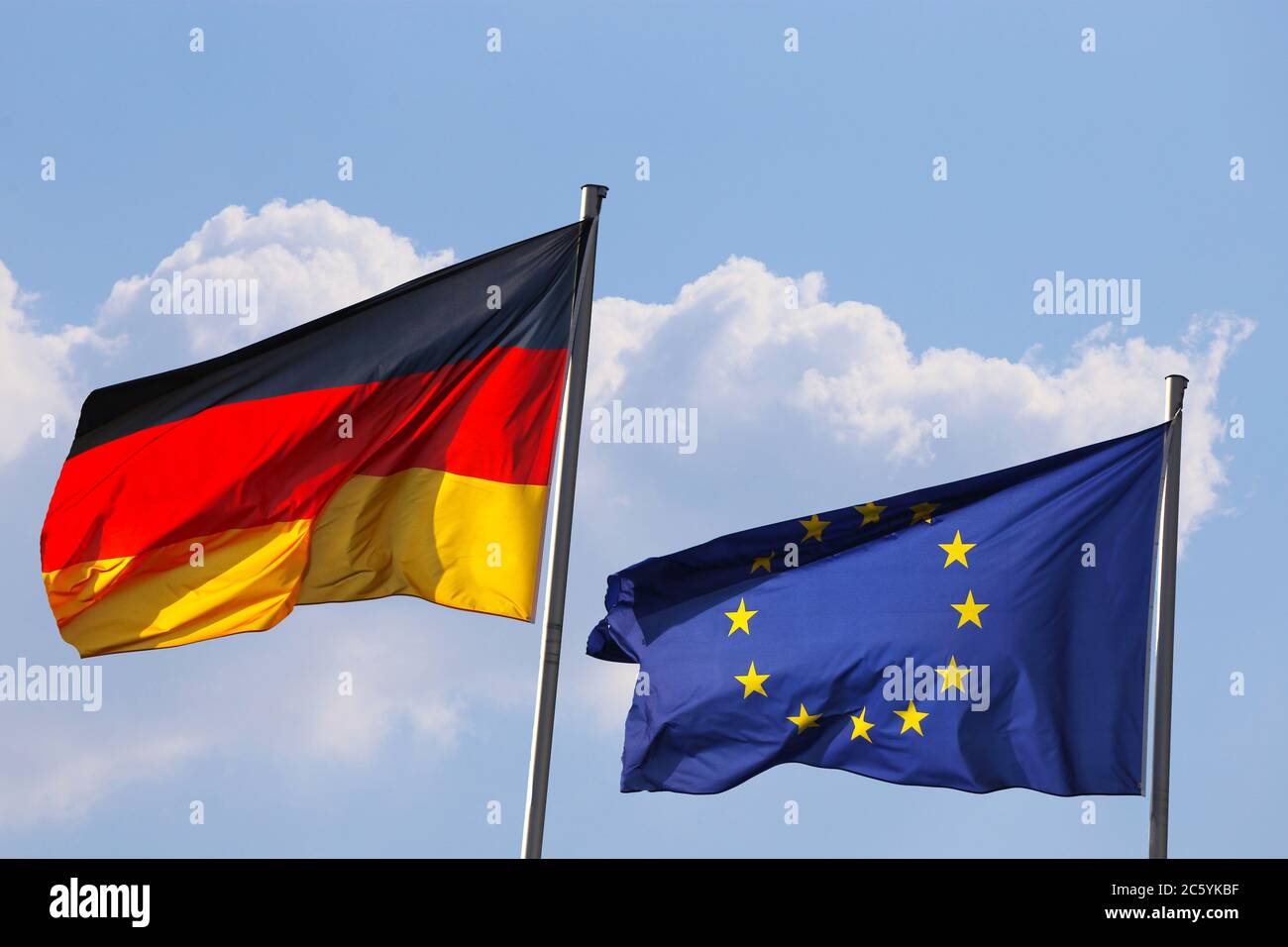 Deutsche und europäische Flagge wehen im Wind (German und european flag wave in the wind) Stock Photo
