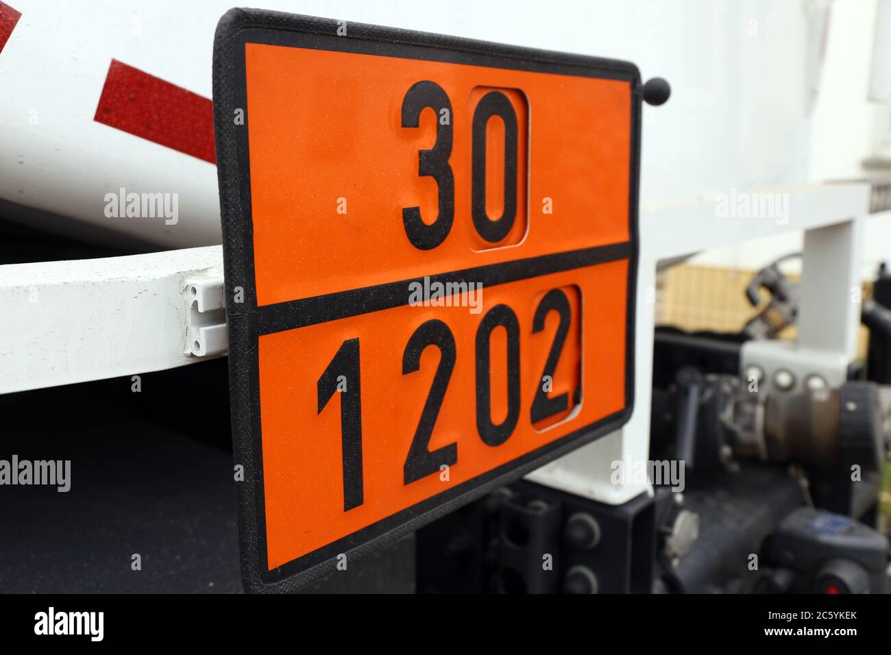 LKW mit Gefahrgut. Nahaufnahme einer Warntafel auf einem LKW. 30/1202 steht  für Dieselkraftstoff, Gasöl oder Heizöl Stock Photo - Alamy