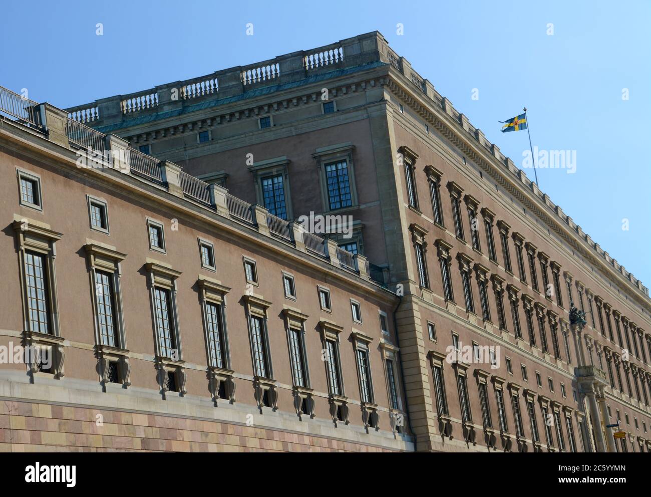 The Stockholms slott is the residence of the Swedish monarchy. The building is on the Stadsholmen island, known as Gamla Stan, next to the Riksdag par Stock Photo