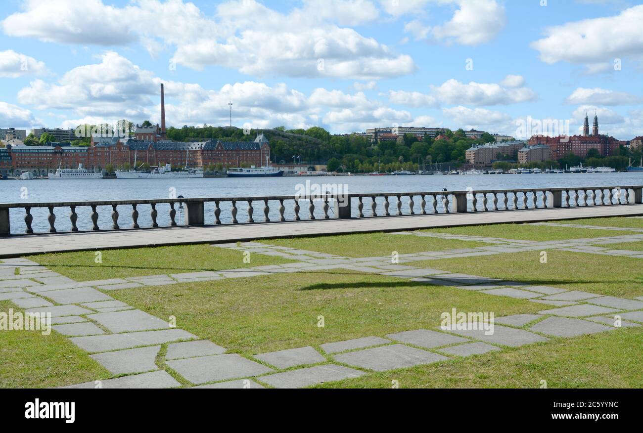 Stockholm City Hall is on the island of Kungsholmen, overlooking the waters of Lake Mälaren near the islands of Riddarholmen and Södermalm. Stock Photo