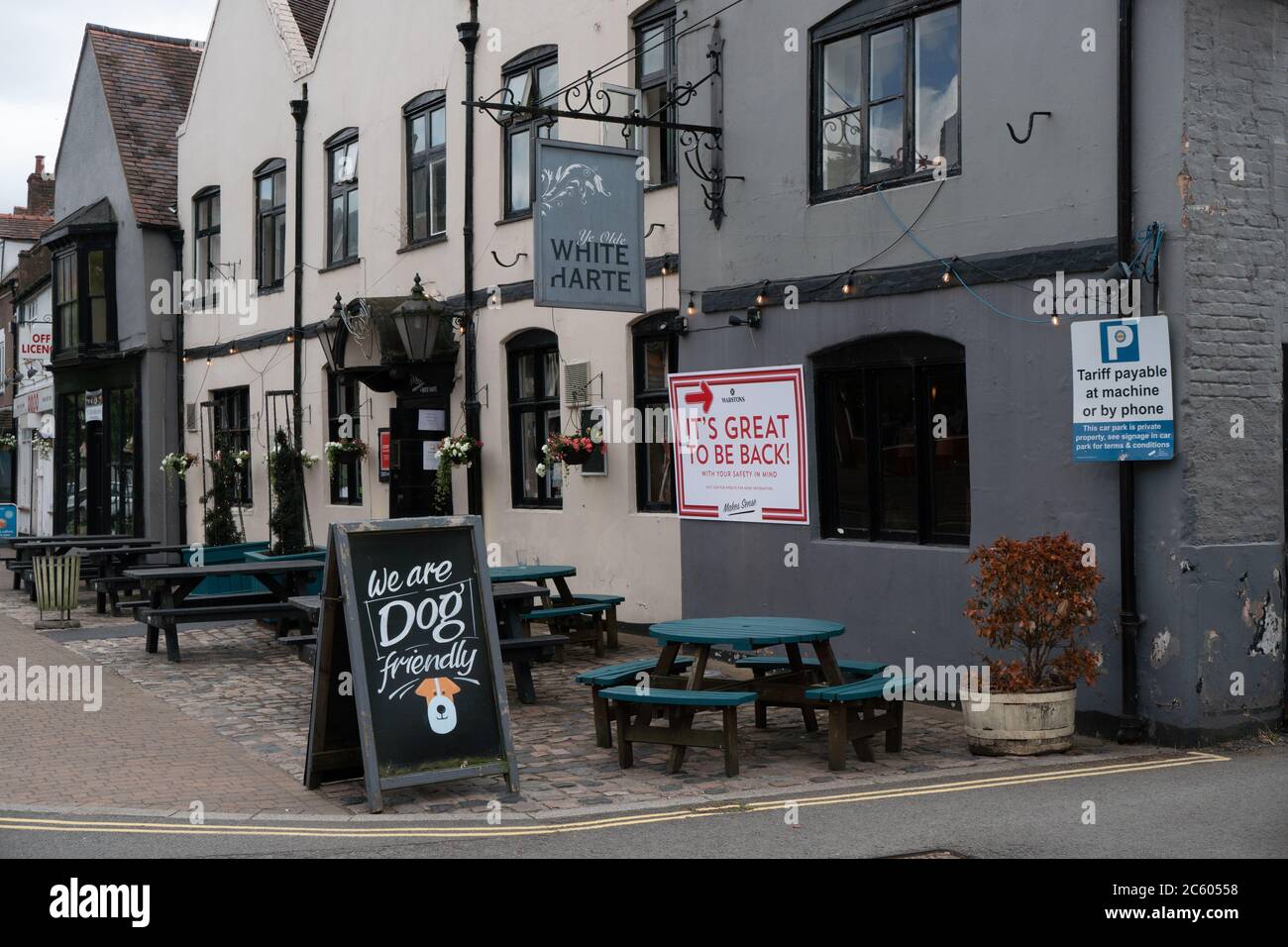 It's Great To Be Back sign on outside wall of pub. Ye Olde White Harte. Kinver. July 5th 2020. Covid-19 Pandemic. UK Stock Photo