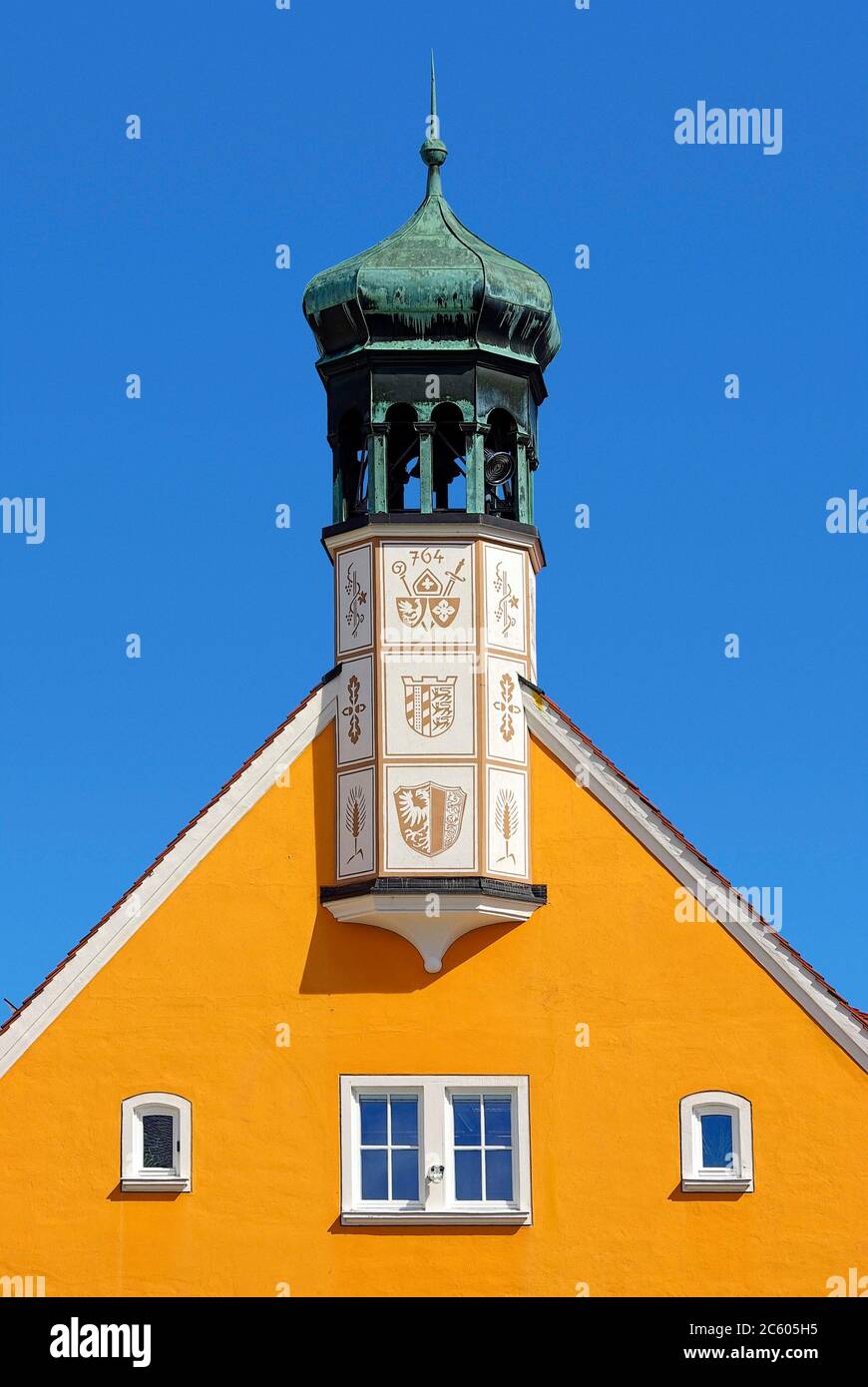Giebel und Turm des Rathauses von Ottobeuren im Allgäu, 1384 errichtet und 1862 zur heutigen Form umgebaut. Stock Photo