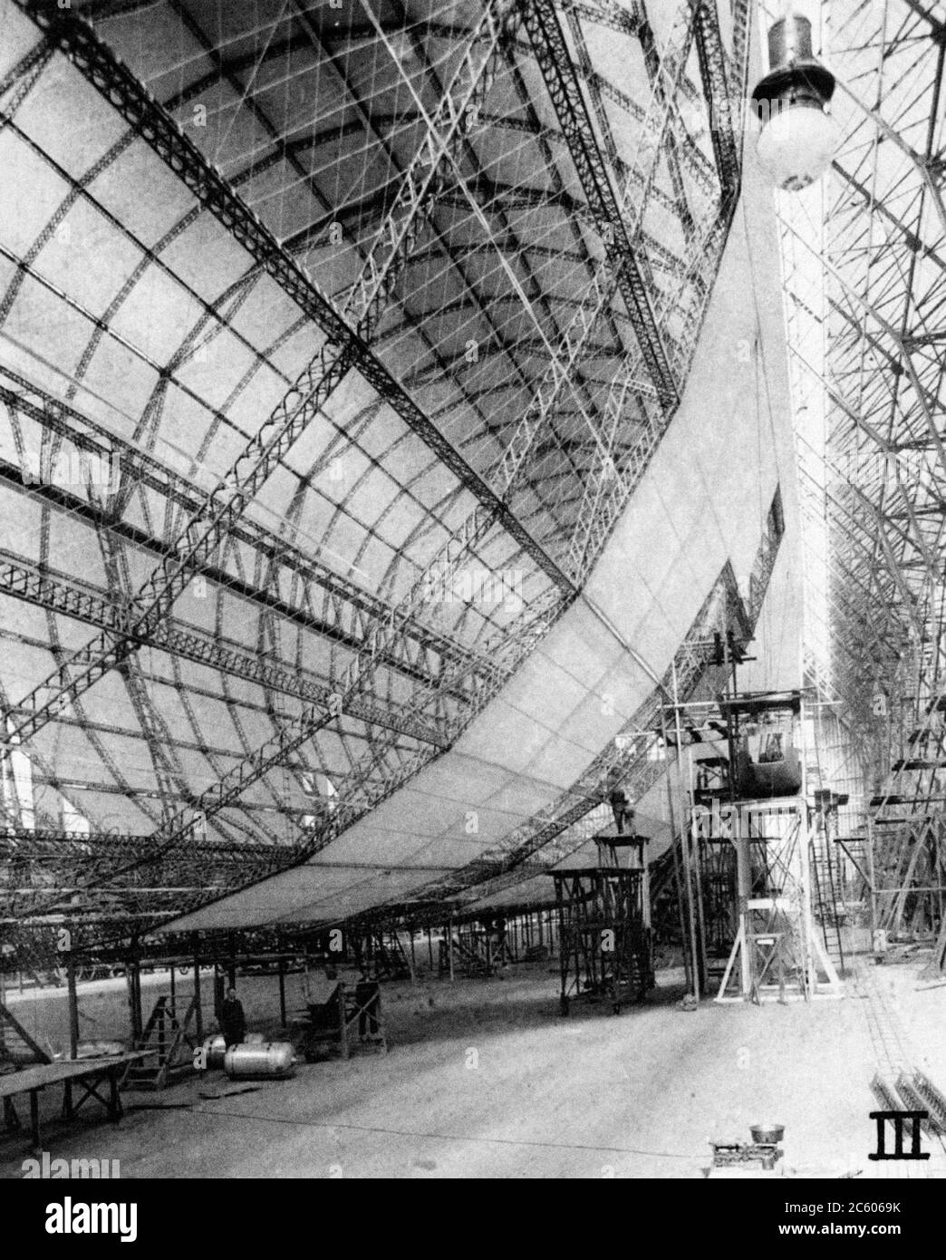 LZ 127 'Graf Zeppelin': a canvas is stretched over the massive body of the Zeppelin. 1928 Stock Photo