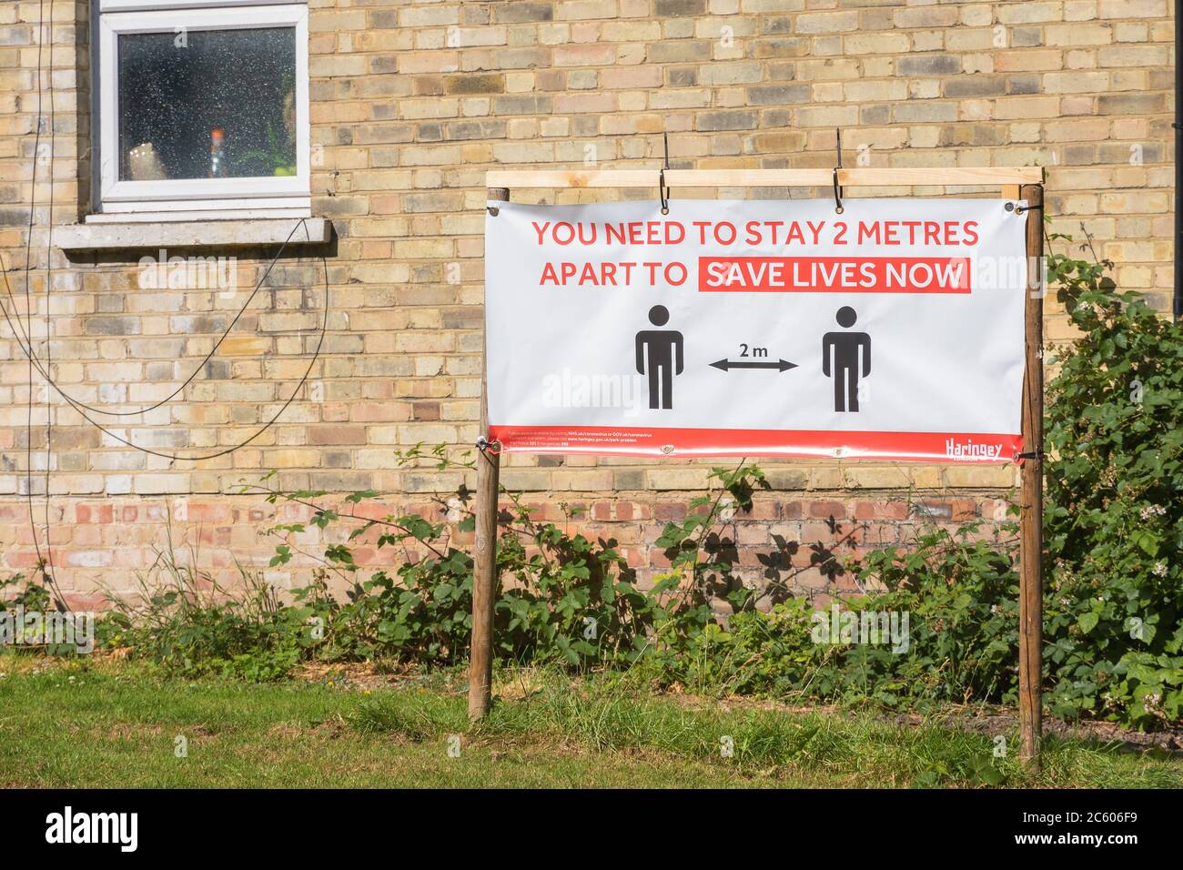 Covid 19 social distancing signage display hi-res stock photography and ...