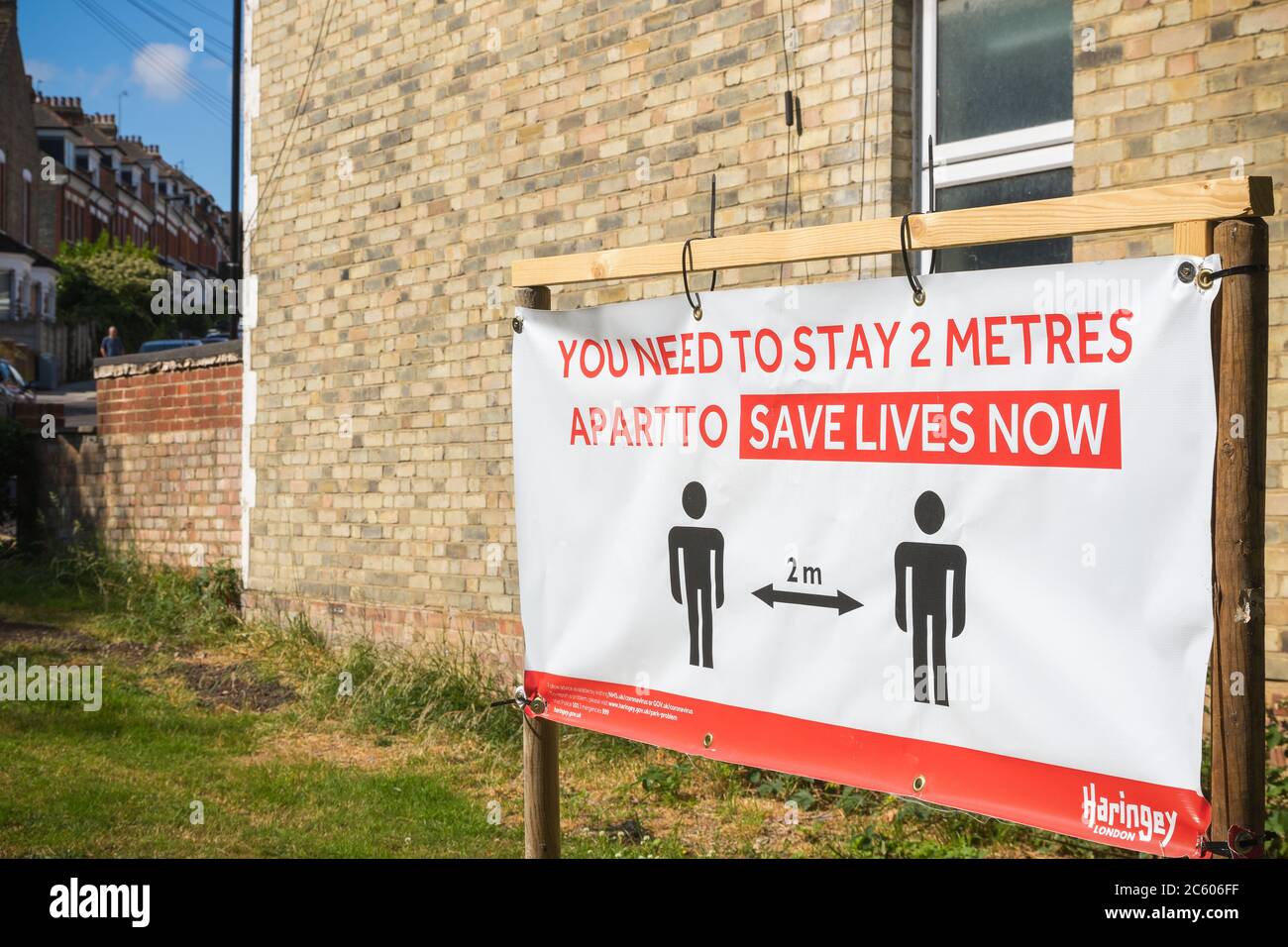 Covid 19 social distancing signage display hi-res stock photography and ...