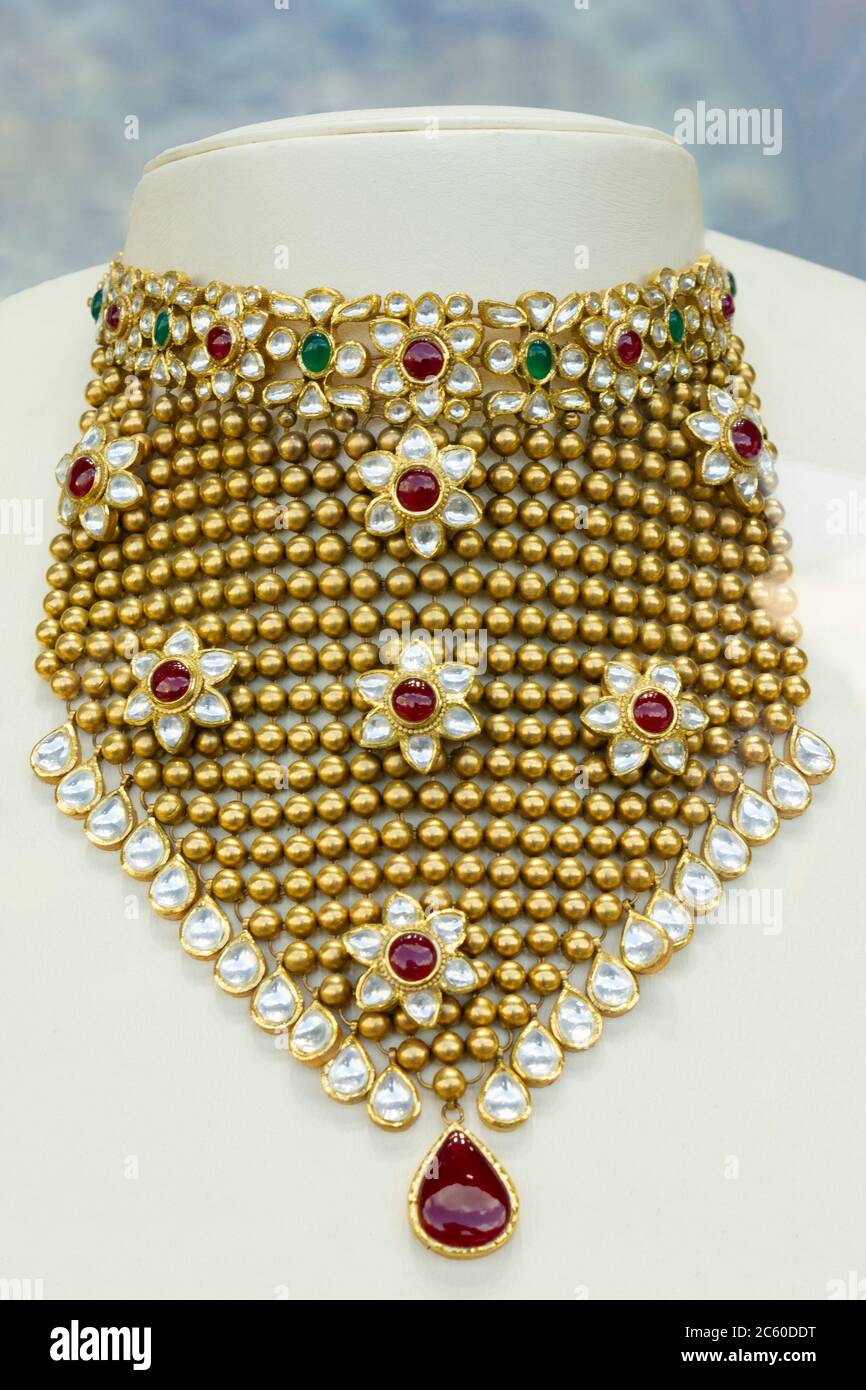 Gold necklace dubai hires stock photography and images Alamy