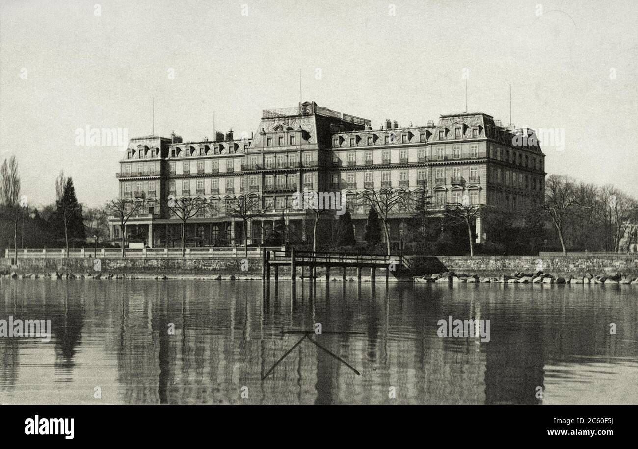 Historical photo of the Headquarters of the League of Nations, at the Palais des Nations on the shores of lake Geneva in Switzerland. 1920 Stock Photo