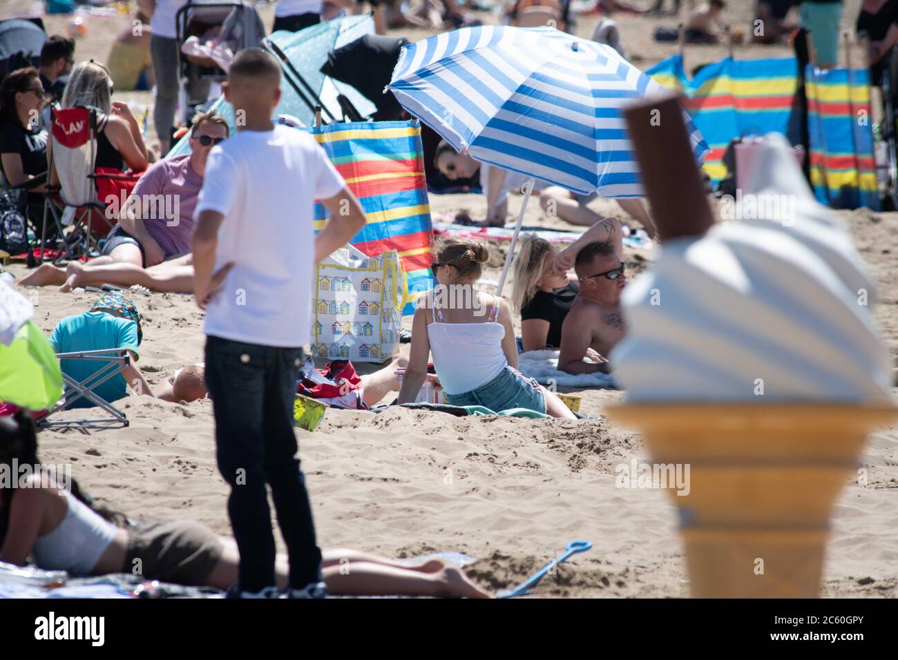 Weston-super-Mare, North Somerset, UK. 25th May 2020. Despite Weston General Hospital closing its A&E to new patients crowds throng the beach at the N Stock Photo