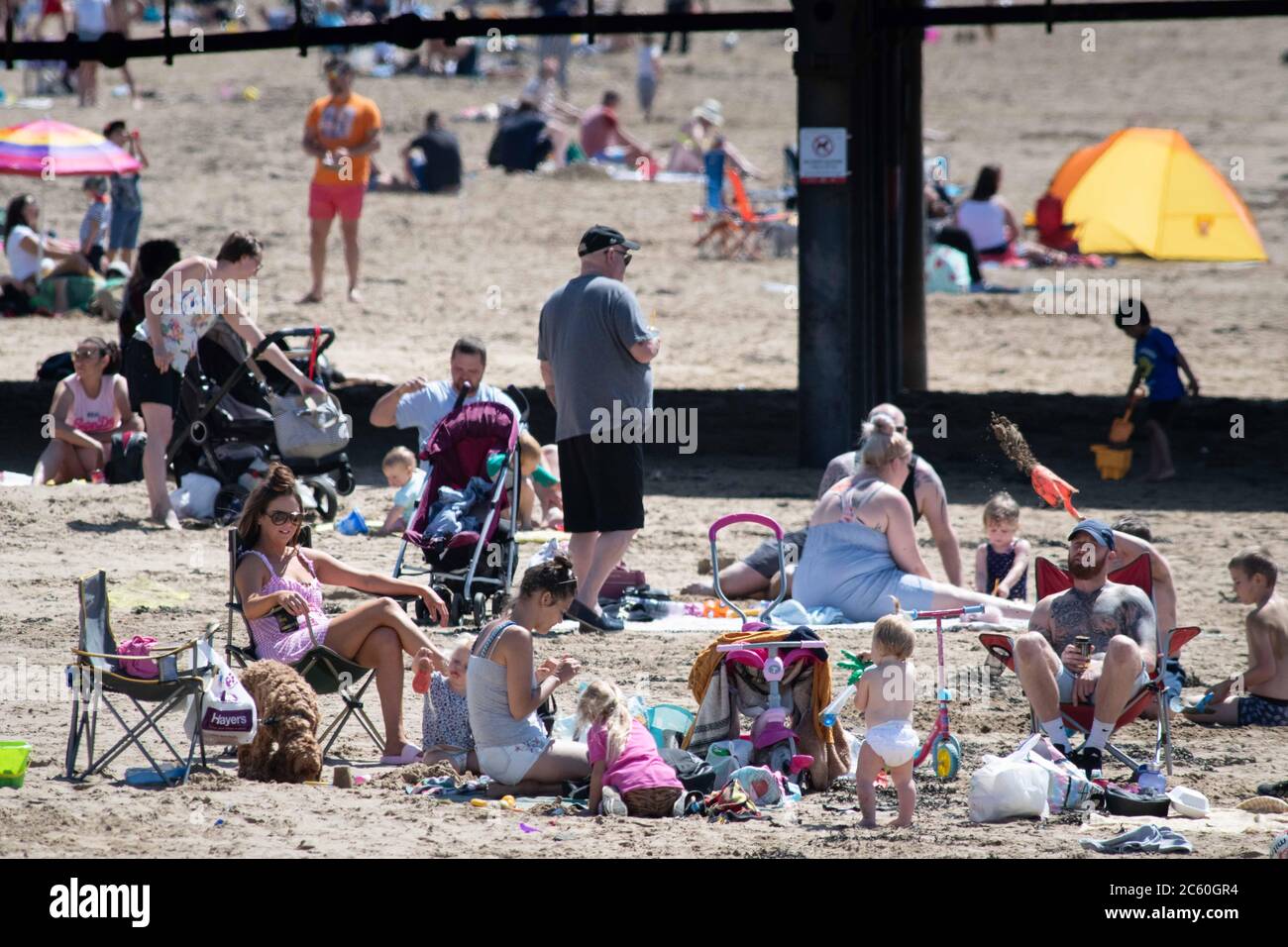 Weston-super-Mare, North Somerset, UK. 25th May 2020. Despite Weston General Hospital closing its A&E to new patients crowds throng the beach at the N Stock Photo