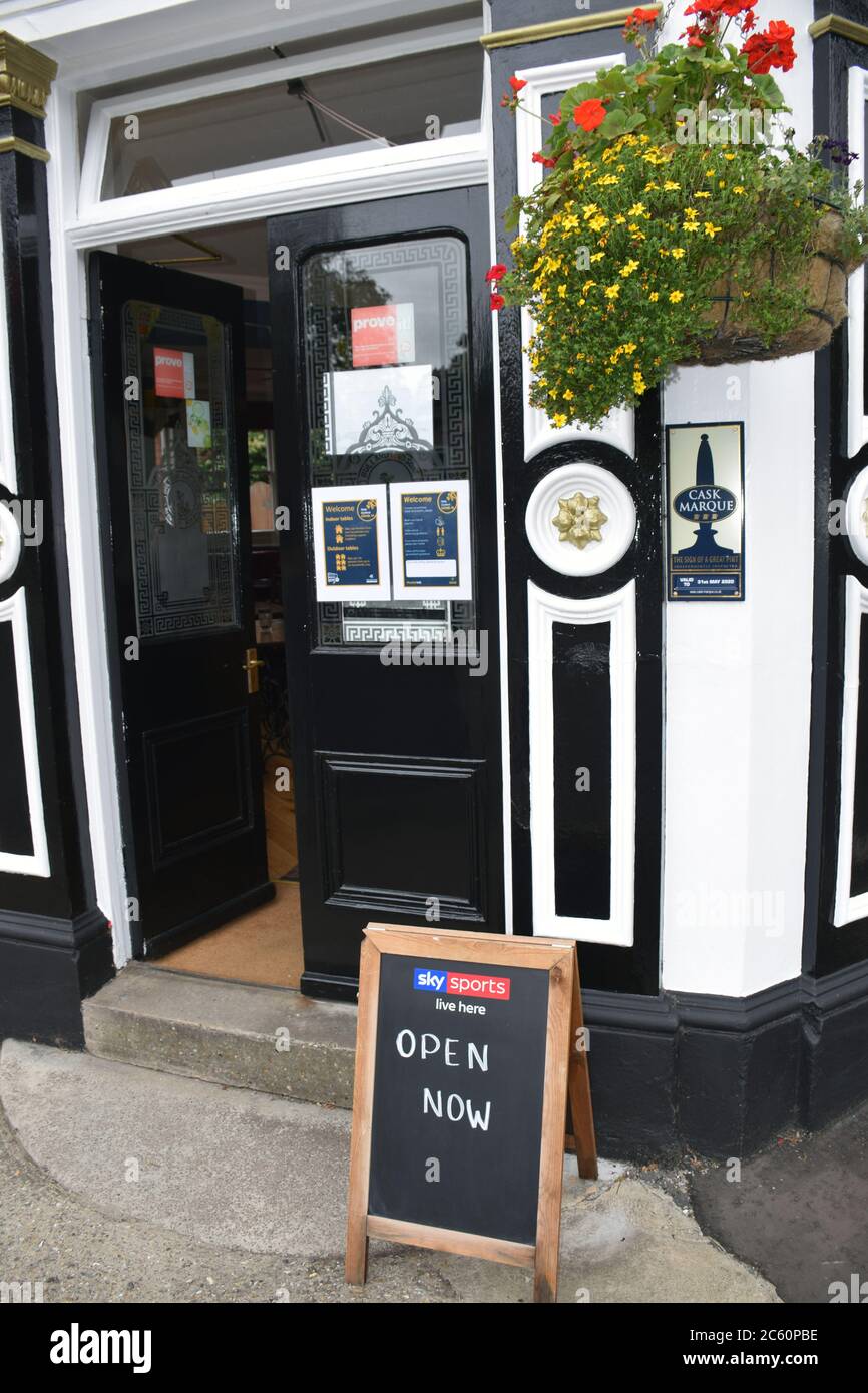 Pubs re open hires stock photography and images Alamy