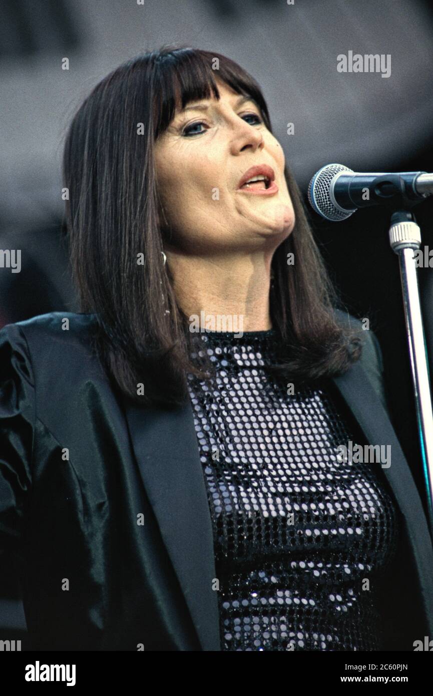 20.05.1995, Bad Segeberg, the British pop singer Sandie Shaw live and open air on the stage at the R.SH Oldie aftert Am Kalkberg in Bad Segeberg. | usage worldwide Stock Photo