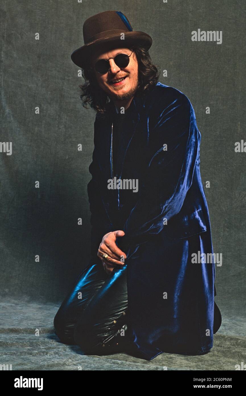 EXCLUSIVE - 01.02.1997, Kiel, the Italian singer Zucchero Backstage at the  RSH Gold ceremony in the Kiel Ostseehalle. Portrait with flash system. |  usage worldwide Stock Photo - Alamy
