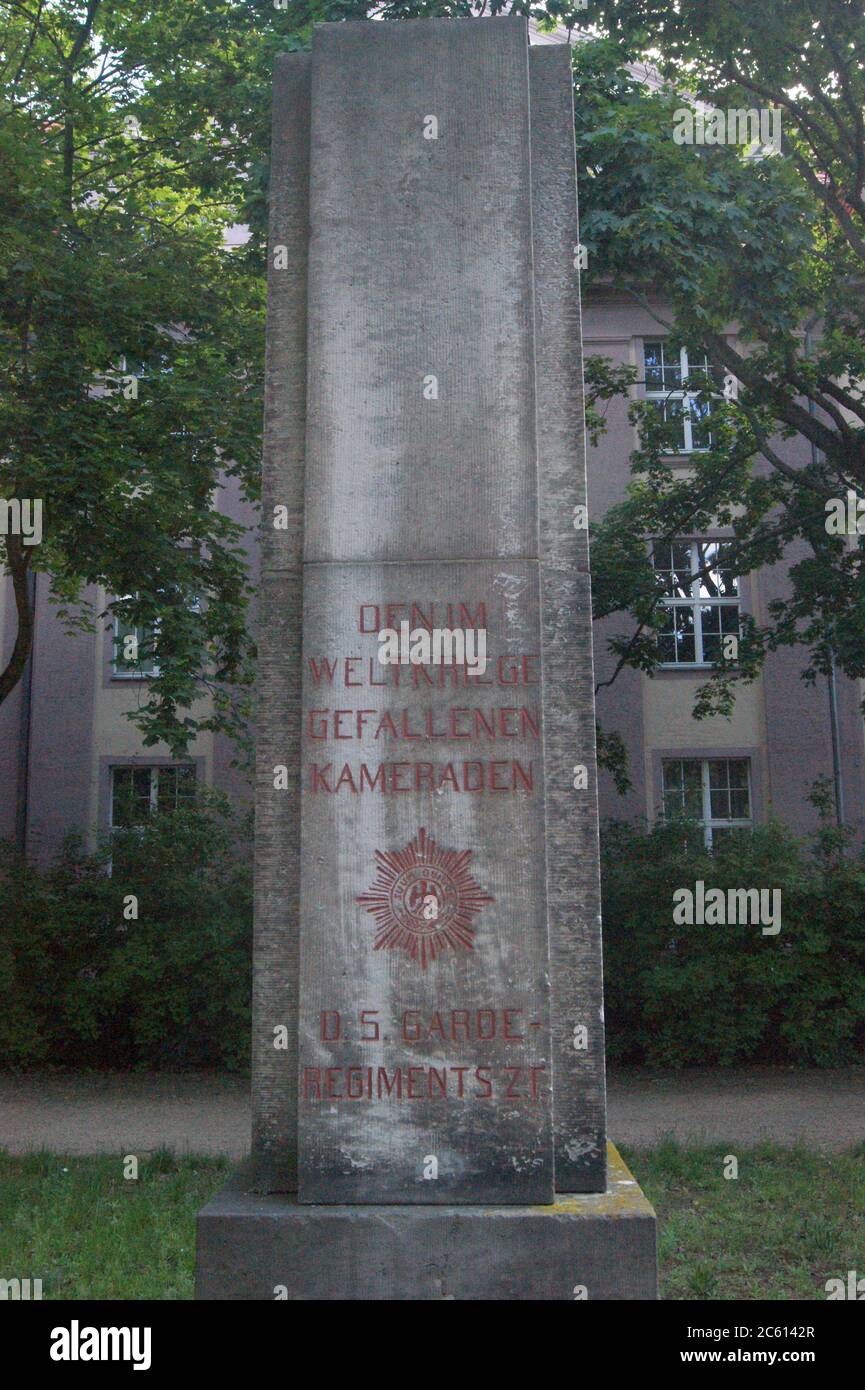 Das am 06.05.1923 eingeweihte Denkmal für die Gefallenen des 5. Garde-Regiments zu Fuß des Architekt Heinrich Wolff am Spandauer Hohenzollernring 166. Stock Photo