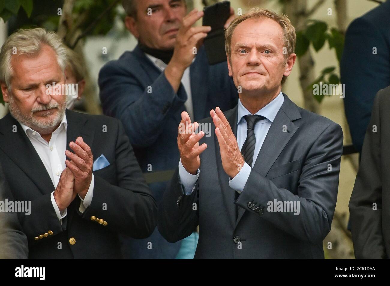 Former President Of Poland Aleksander Kwasniewski L And Former President Of European Council Donald Tusk R