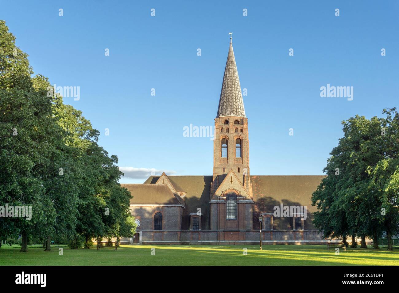 UK, London, Golders Green. Church of St Jude-on-the-Hill by the architect Edwin Lutyens, Central Square, Hampstead Garden Suburbs Stock Photo