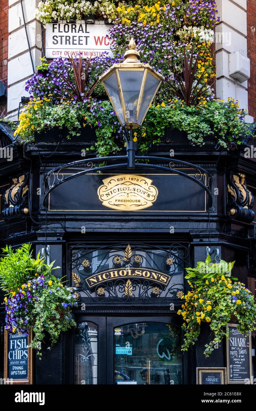 UK, London, Covent Garden, Floral Street. Exterior of the White Lion, a  Nicholson's London pub, covered with flowers in Spring / Summer Stock Photo  - Alamy