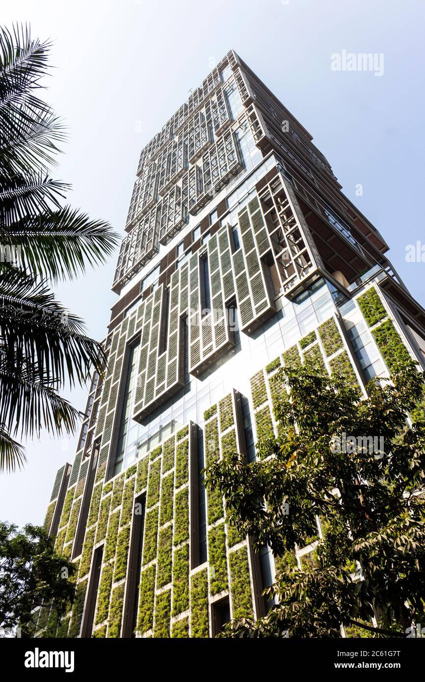 India, Mumbai, Altamont Road. The Antilia building, owned by Reliance Industries magnate, Mukesh Ambani Stock Photo