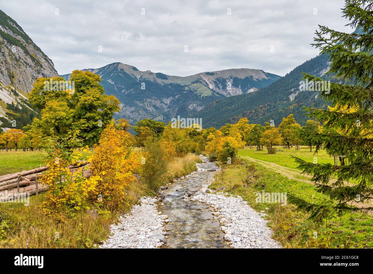 autumn-view-of-the-maple-trees-at-ahornboden-karwendel-mountains