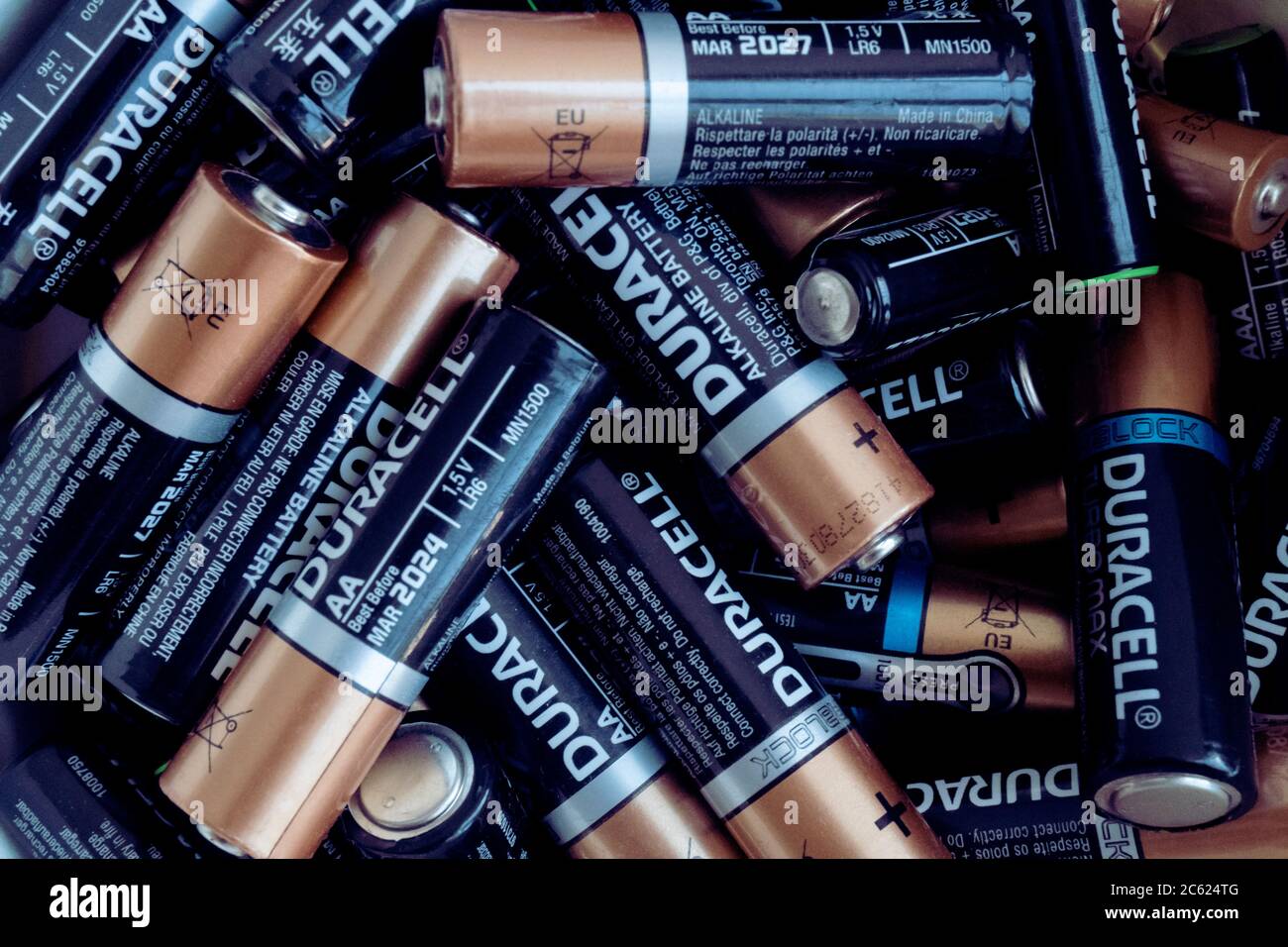 Closeup at pile of Duracell AA alkaline batteries Stock Photo - Alamy