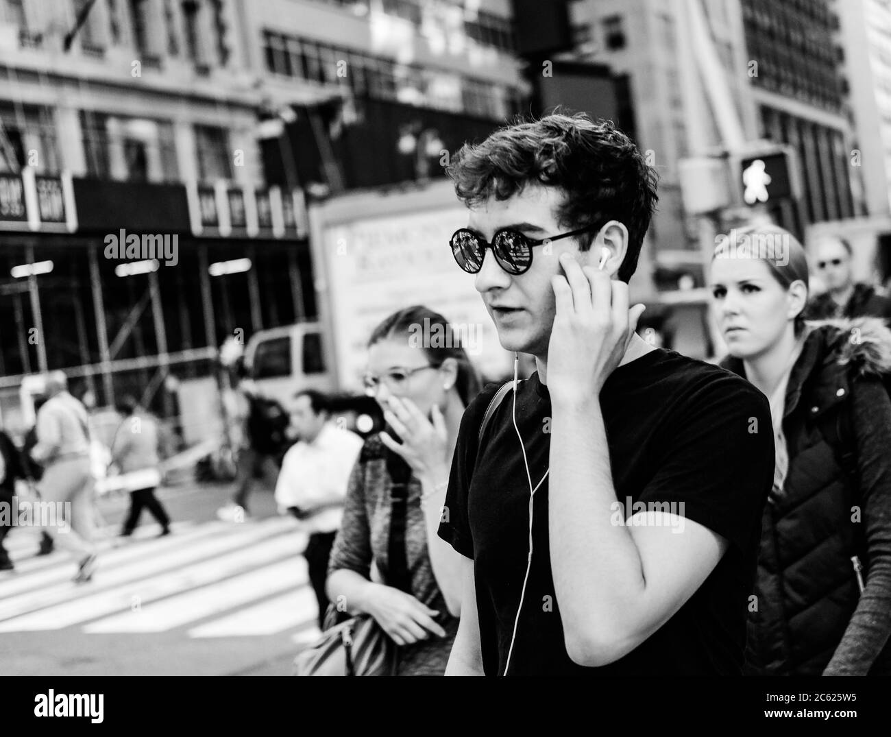 Hand holding phones in crowd hi-res stock photography and images - Alamy