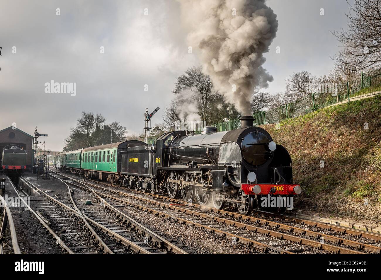 SR 'S15' 4-6-0 No. 506 depart from Ropley station on the Mid-Hants Railway, Hampshire Stock Photo