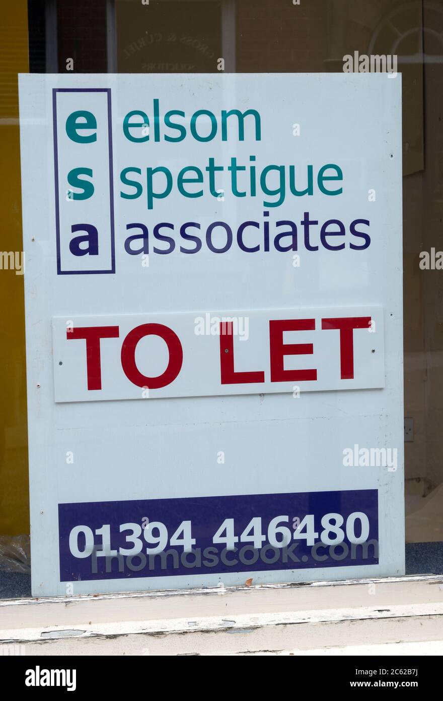To Let estate agent sign in empty shop window, Elsom Spettigue Associates, Woodbridge, Suffolk, England Stock Photo