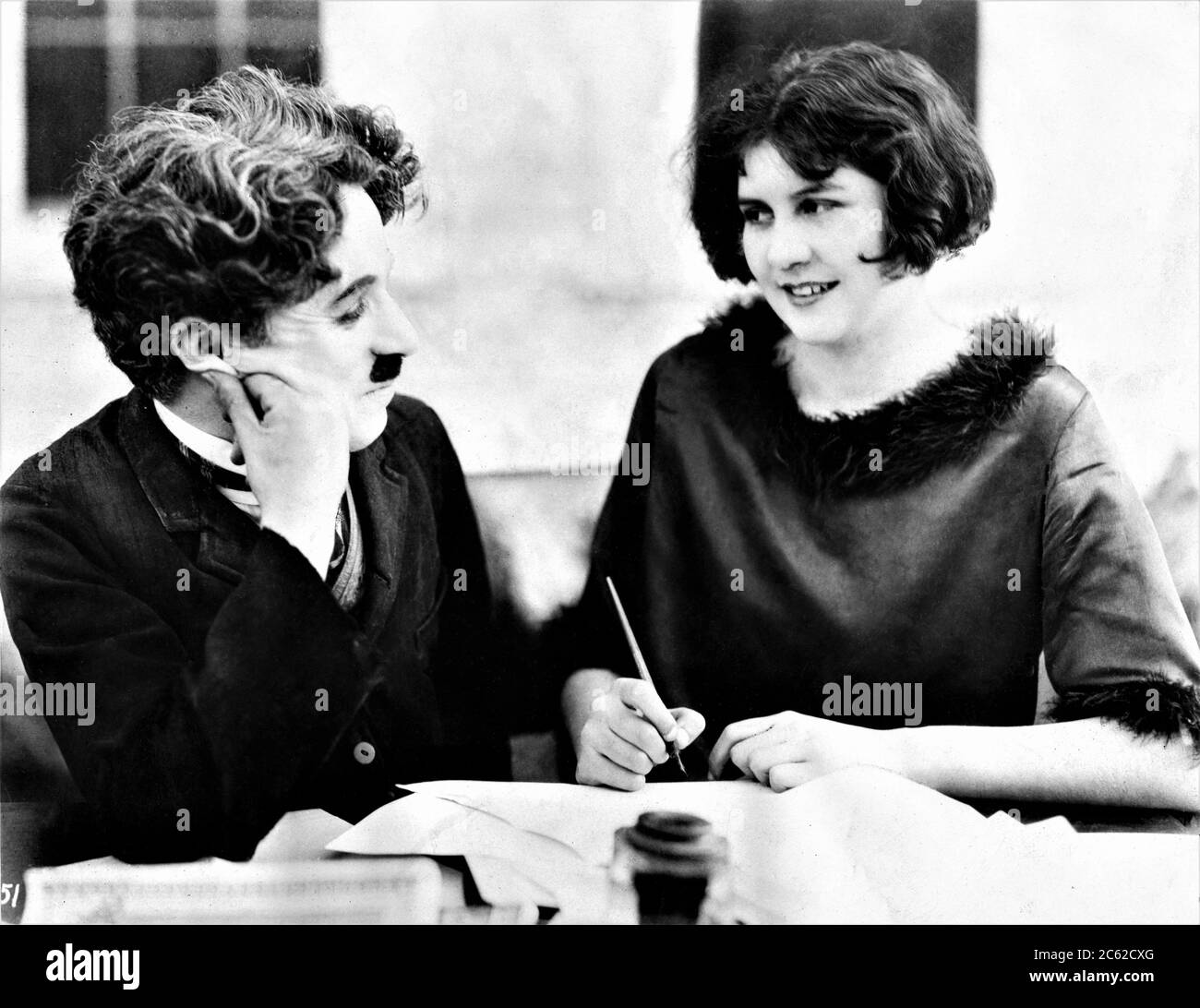 CHARLIE CHAPLIN and his new leading lady 15 year old LITA GREY signing contract to appear in THE GOLD RUSH 1925 director / writer CHARLES CHAPLIN Charles Chaplin Productions / United Artists Stock Photo