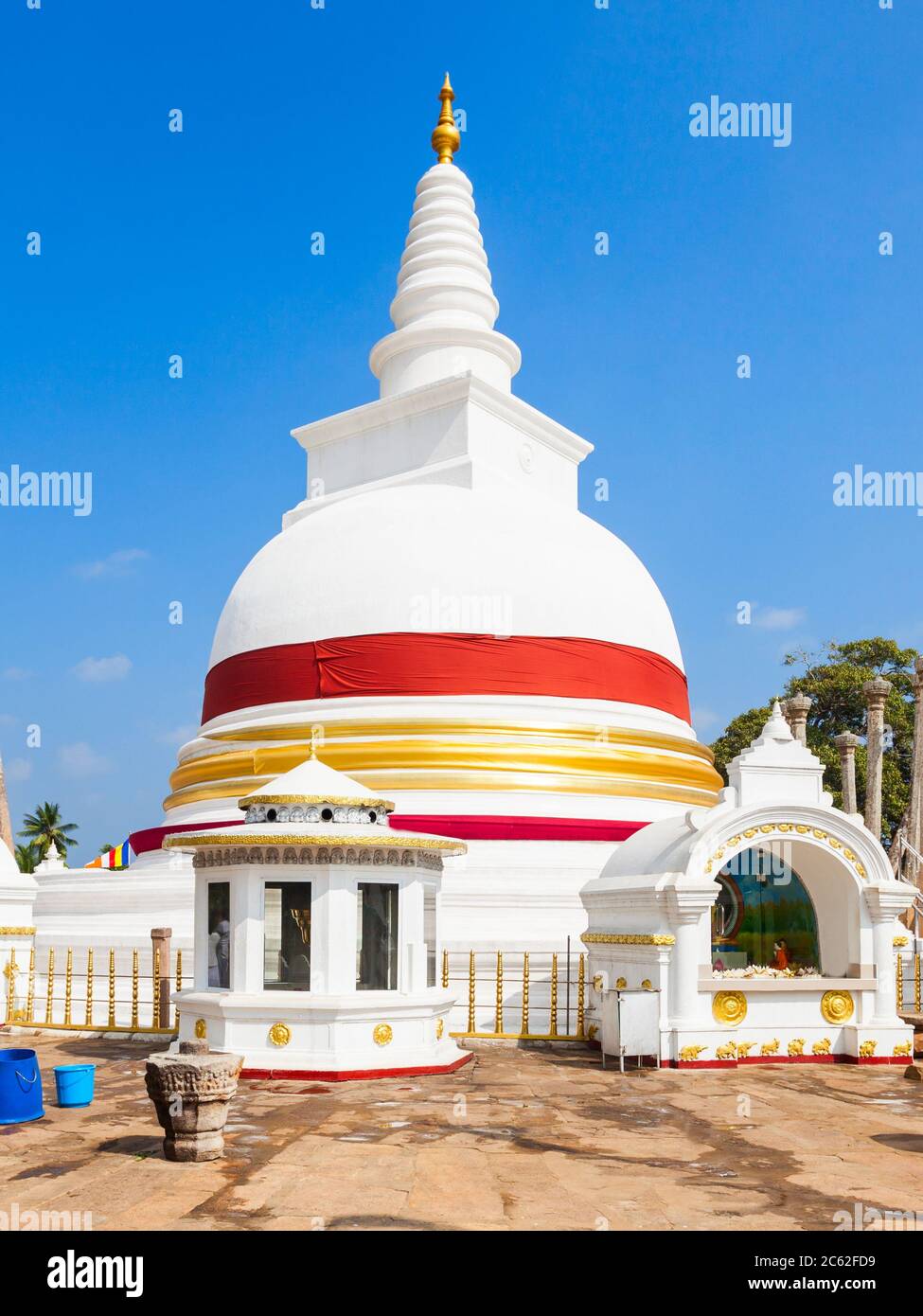 Thuparamaya stupa hi-res stock photography and images - Alamy, image size:975x1390