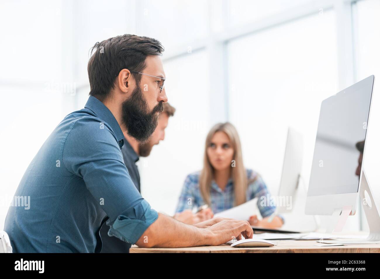 businessman uses a computer to work with documents Stock Photo - Alamy