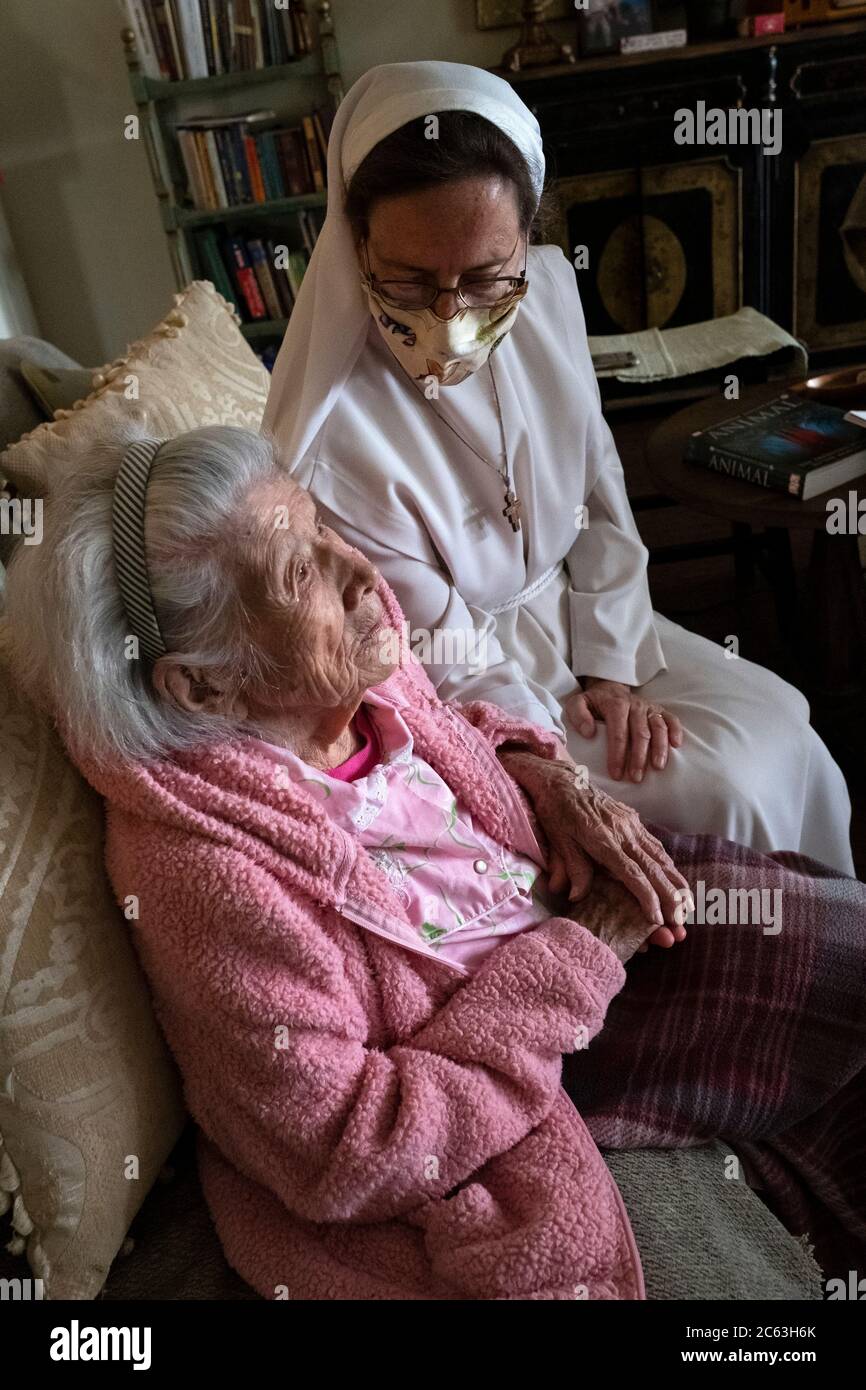 Catholic nun provides free hospice care in Oklahoma and Texas Stock Photo
