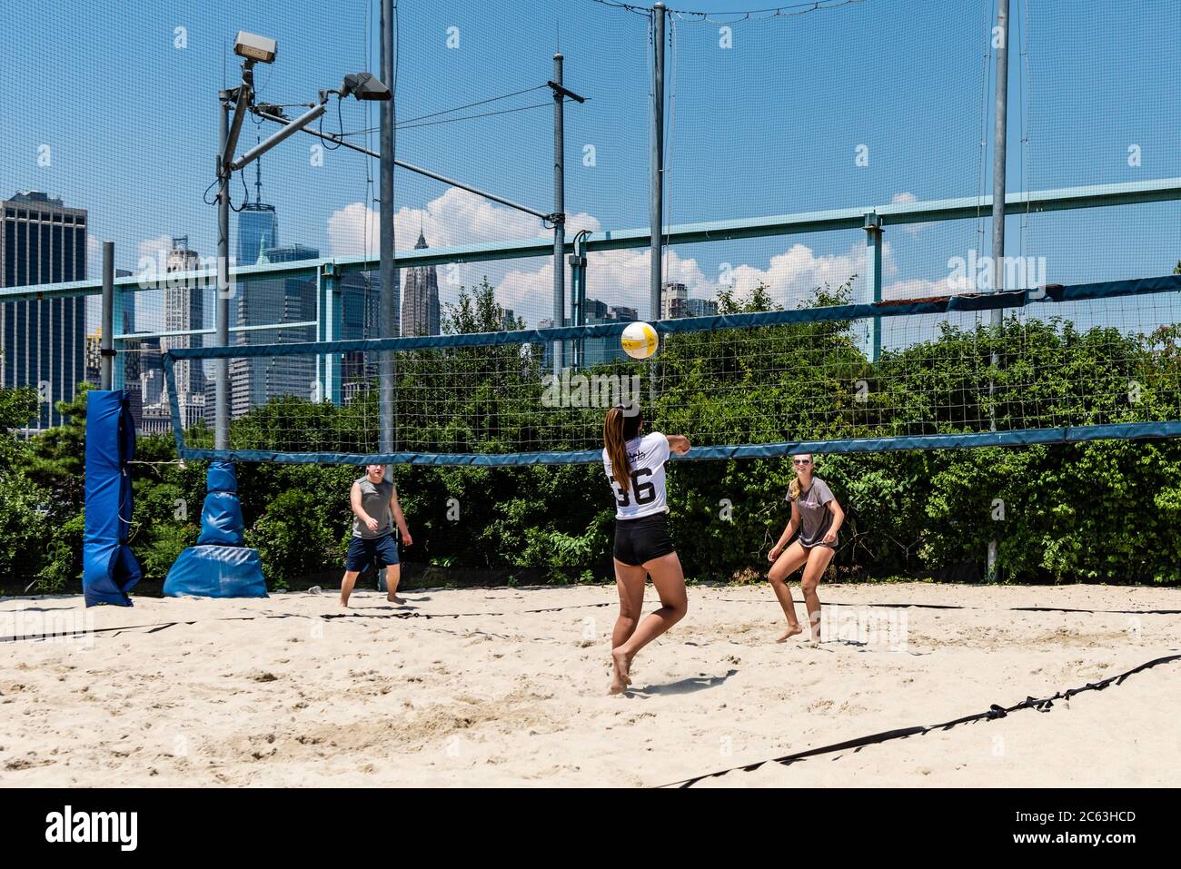 Campo De Basquete Perto De Um Playground Brooklyn Ny Usa Foto Editorial -  Imagem de blecaute, cidade: 251140546