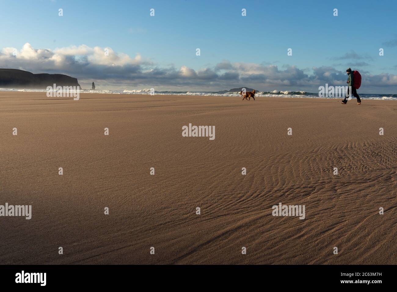 Walking barefoot on beach hi-res stock photography and images - Alamy